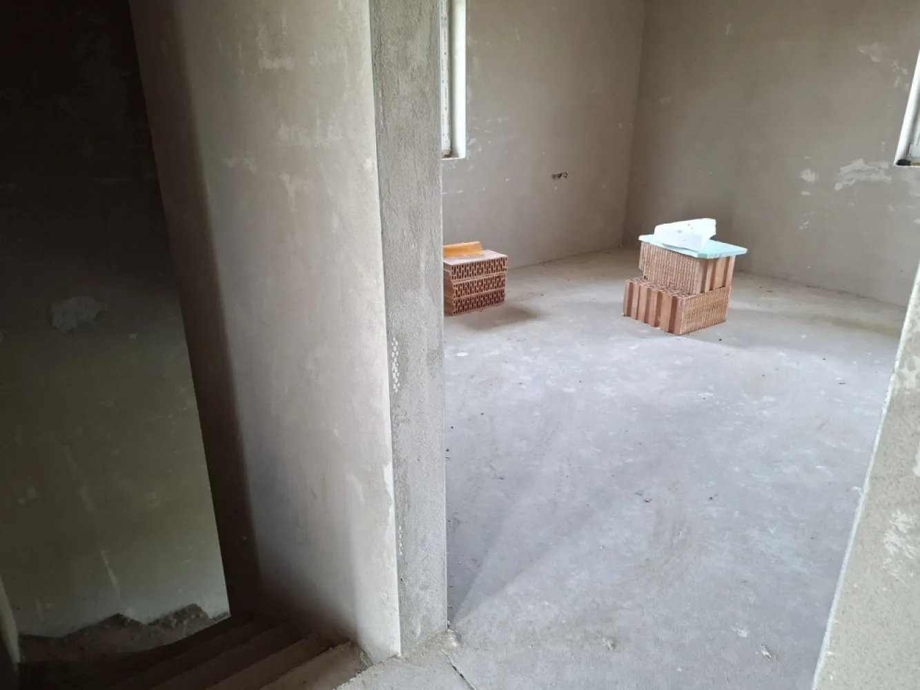 CASA NOUA IN GRI DE VANZARE - Agenția imobiliara BRASADAS vinde casa noua in gri ,suprafata 125 m2 cu etaj + garaj de 25 m2 , pe pacela de 300 m2 , 4 camere , salon , bucatarie si 2 bai CU incalzire montata in pardoseala.
Constructia are toate pozele si istoricul la zi.
Electricitate , apa , gaz in faza de proiect cu inceperea lucrarilor in luna august/septembrie.
Strada foarta linistita in cartierul Dara/Diana la 200 m distanta de digul si raul Somes, zona doar de Case si Vile !
Strada privata.
