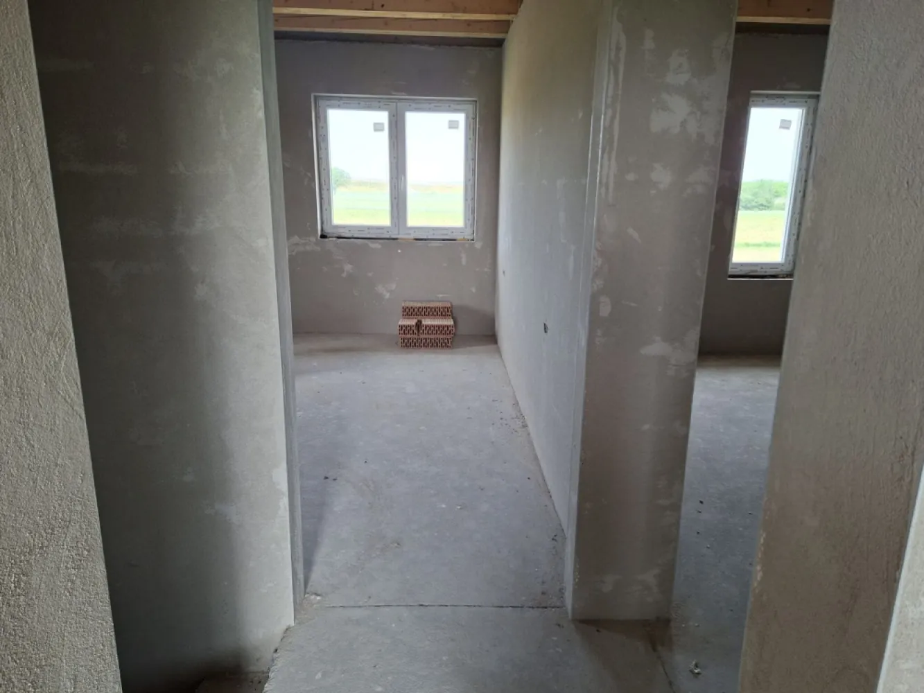CASA NOUA IN GRI DE VANZARE - Agenția imobiliara BRASADAS vinde casa noua in gri ,suprafata 125 m2 cu etaj + garaj de 25 m2 , pe pacela de 300 m2 , 4 camere , salon , bucatarie si 2 bai CU incalzire montata in pardoseala.
Constructia are toate pozele si istoricul la zi.
Electricitate , apa , gaz in faza de proiect cu inceperea lucrarilor in luna august/septembrie.
Strada foarta linistita in cartierul Dara/Diana la 200 m distanta de digul si raul Somes, zona doar de Case si Vile !
Strada privata.