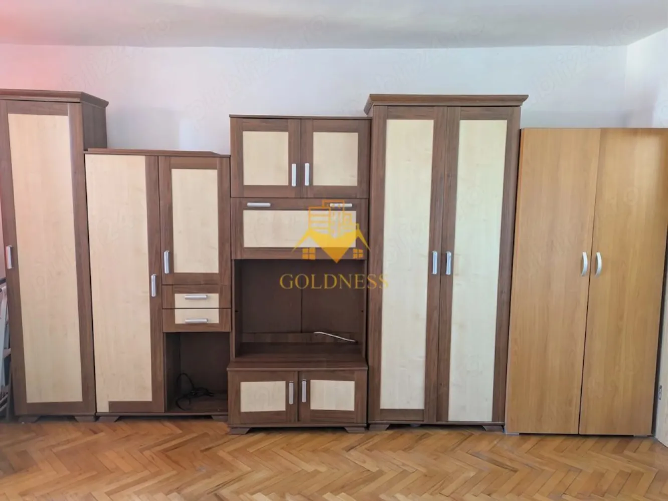 1 camera, Gheorgheni, Nicolae Titulescu, FSEGA, Dorobantilor, Slănic - GOLDNESS Imobiliare vă propune spre închiriere un apartament cu 1 camere complet mobilat și utilat, la etajul 2 într-un imobil de 4 etaje, în Cartierul Gheorgheni. 
Se află în apropierea stațiilor de transport în comun, magazine, restaurante, spații verzi, farmacii, etc. 

Apartamentul este compartimentat astfel:
 - camera cu canapea extensibila, dressing, noptiere
 - bucătărie complet utilată și mobilată, loc de servit masa 
 - baie cu cada, calorifer port prosop și dulap pentru depozitare.

Imobilul este dotat cu toate cele necesare- termoficare, frigider, aragaz, hotă, mașină de spălat haine, etc. 

Dacă sunteți interesați de acest apartament și doriți să îl vizionați, dar și pentru alte oferte nu ezitați să ne contactați telefonic sau prin e-mail. Vă stăm la dispoziție!
Pentru intermediere se percepe un comision de 50% din prețul chiriei!