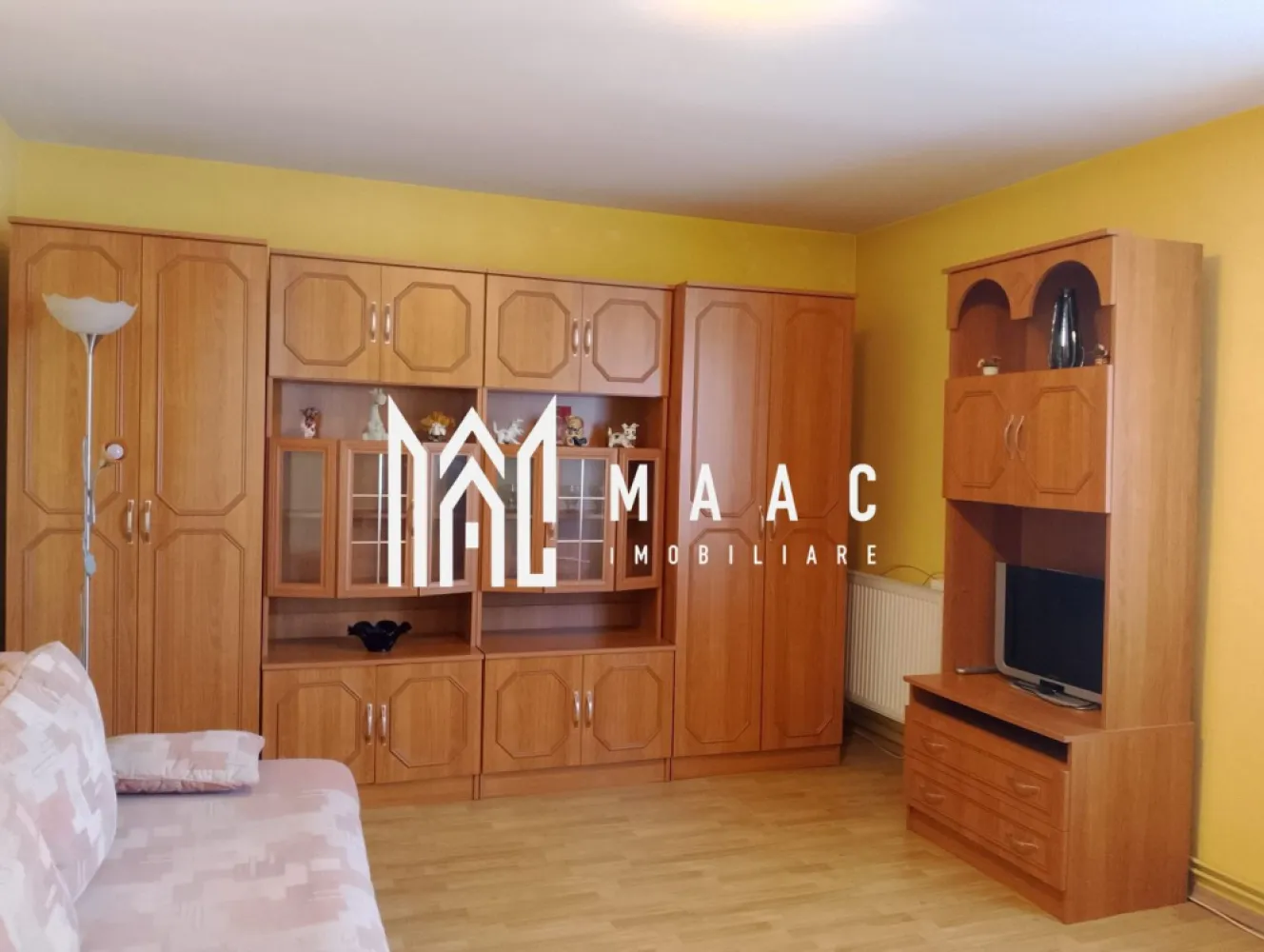 Apartament I 2 Camere I 48 MPU I Etaj 2 I Vasile Milea - MAAC Imobiliare vă propune spre vânzare un apartament cu 2 camere, decomandat, situat la etajul 2 din 3, într-una dintre cele mai apreciate zone din Sibiu, ideal atât pentru locuit, cât și pentru investiție.

Locuința are o suprafață utilă de 48 mp și beneficiază de o compartimentare practică și eficientă, oferind confort și intimitate. Apartamentul dispune de o bucătărie închisă, perfectă pentru cei care își doresc un spațiu separat pentru gătit, precum și de o baie spațioasă, dotată cu cadă și geam de aerisire naturală.

Poziționarea excelentă oferă acces rapid către magazine, mijloace de transport, școli și puncte de interes ale orașului, fiind o alegere foarte bună pentru un stil de viață confortabil.

Pentru mai multe detalii și programarea unei vizionări, vă rugăm să contactați MAAC Imobiliare și să menționați la telefon numărul : CP3105506