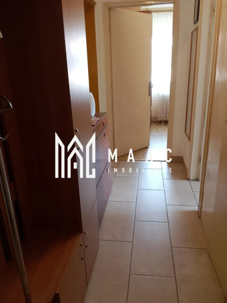 Apartament I 2 Camere I 48 MPU I Etaj 2 I Vasile Milea - MAAC Imobiliare vă propune spre vânzare un apartament cu 2 camere, decomandat, situat la etajul 2 din 3, într-una dintre cele mai apreciate zone din Sibiu, ideal atât pentru locuit, cât și pentru investiție.

Locuința are o suprafață utilă de 48 mp și beneficiază de o compartimentare practică și eficientă, oferind confort și intimitate. Apartamentul dispune de o bucătărie închisă, perfectă pentru cei care își doresc un spațiu separat pentru gătit, precum și de o baie spațioasă, dotată cu cadă și geam de aerisire naturală.

Poziționarea excelentă oferă acces rapid către magazine, mijloace de transport, școli și puncte de interes ale orașului, fiind o alegere foarte bună pentru un stil de viață confortabil.

Pentru mai multe detalii și programarea unei vizionări, vă rugăm să contactați MAAC Imobiliare și să menționați la telefon numărul : CP3105506