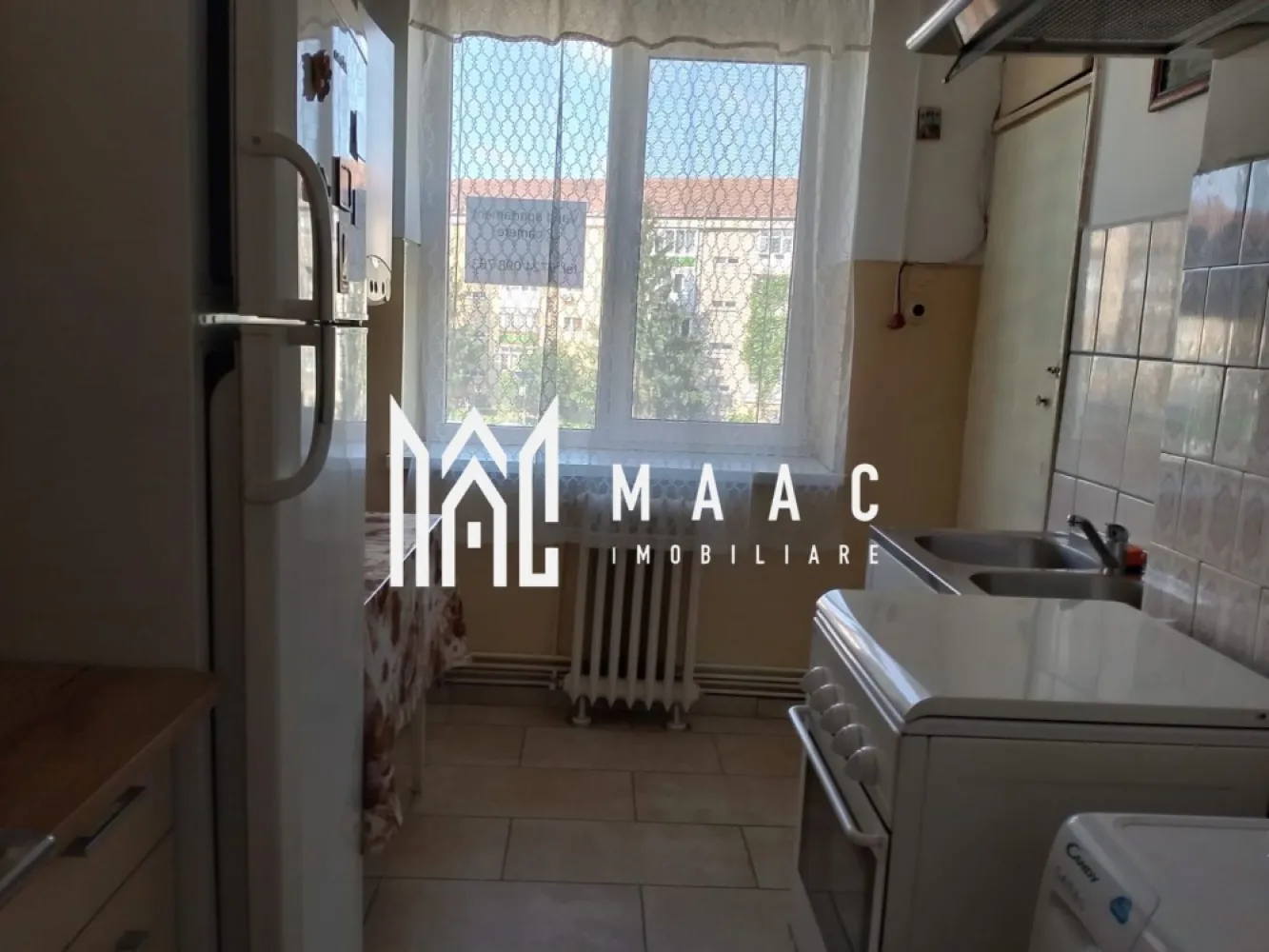Apartament I 2 Camere I 48 MPU I Etaj 2 I Vasile Milea - MAAC Imobiliare vă propune spre vânzare un apartament cu 2 camere, decomandat, situat la etajul 2 din 3, într-una dintre cele mai apreciate zone din Sibiu, ideal atât pentru locuit, cât și pentru investiție.

Locuința are o suprafață utilă de 48 mp și beneficiază de o compartimentare practică și eficientă, oferind confort și intimitate. Apartamentul dispune de o bucătărie închisă, perfectă pentru cei care își doresc un spațiu separat pentru gătit, precum și de o baie spațioasă, dotată cu cadă și geam de aerisire naturală.

Poziționarea excelentă oferă acces rapid către magazine, mijloace de transport, școli și puncte de interes ale orașului, fiind o alegere foarte bună pentru un stil de viață confortabil.

Pentru mai multe detalii și programarea unei vizionări, vă rugăm să contactați MAAC Imobiliare și să menționați la telefon numărul : CP3105506