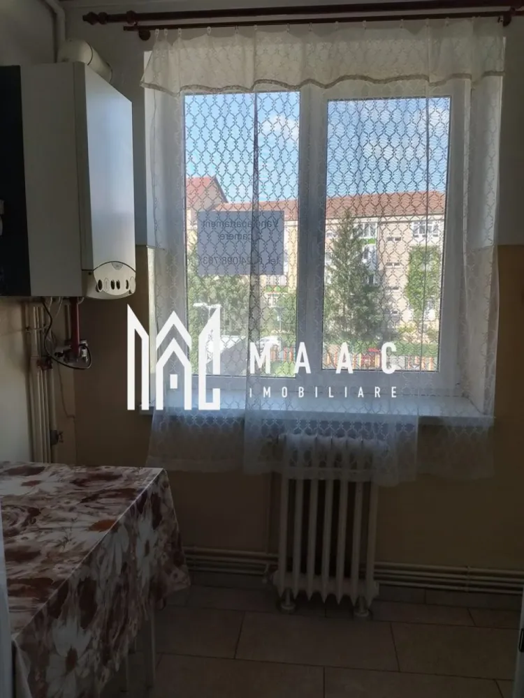 Apartament I 2 Camere I 48 MPU I Etaj 2 I Vasile Milea - MAAC Imobiliare vă propune spre vânzare un apartament cu 2 camere, decomandat, situat la etajul 2 din 3, într-una dintre cele mai apreciate zone din Sibiu, ideal atât pentru locuit, cât și pentru investiție.

Locuința are o suprafață utilă de 48 mp și beneficiază de o compartimentare practică și eficientă, oferind confort și intimitate. Apartamentul dispune de o bucătărie închisă, perfectă pentru cei care își doresc un spațiu separat pentru gătit, precum și de o baie spațioasă, dotată cu cadă și geam de aerisire naturală.

Poziționarea excelentă oferă acces rapid către magazine, mijloace de transport, școli și puncte de interes ale orașului, fiind o alegere foarte bună pentru un stil de viață confortabil.

Pentru mai multe detalii și programarea unei vizionări, vă rugăm să contactați MAAC Imobiliare și să menționați la telefon numărul : CP3105506