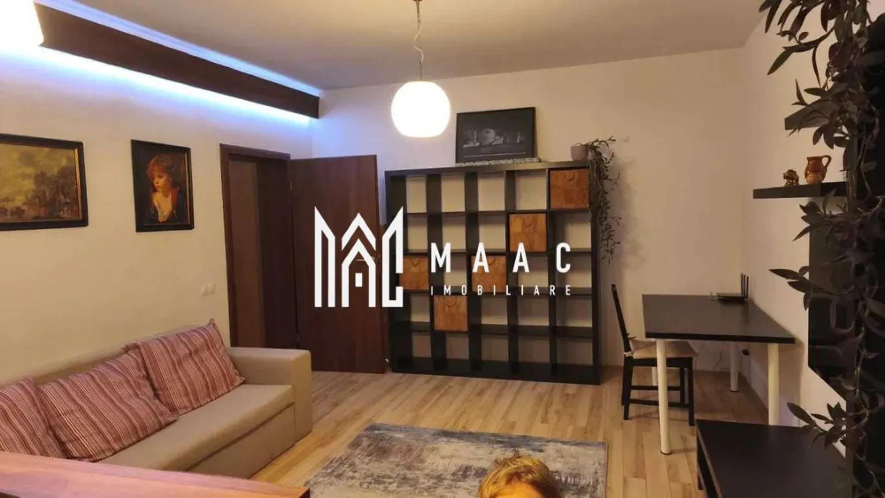 Apartament 2 camere | Loc de parcare | Calea Dumbrăvii - MAAC Imobiliare vă propune spre închiriere un apartament modern cu 2 camere, situat într-o zonă foarte apreciată din Sibiu – Calea Dumbrăvii, la intersecția cu Strada Siretului, la doar câteva minute de Parcul Sub Arini.

Poziționat într-un cartier liniștit, construit în 2008, imobilul beneficiază de o zonă de acces și o casă a scării spațioase și foarte bine întreținute.

Apartamentul are o suprafață utilă de 54 mp și oferă o compartimentare practică, fiind complet mobilat și utilat.

Compartimentare: living luminos cu bucătărie open-space, dormitor, baie generoasă, hol, debara -utilă pentru depozitare.

Oferta include un loc de parcare privat, un avantaj important în zonă.

Se percepe garantie in cuantumul unei chirii lunare. 

Accesul la transportul în comun este excelent, iar Parcul Sub Arini la doar 500 m.

Pentru mai multe detalii precizati telefonic ca ati vazut anuntul cu ID: CP2822879