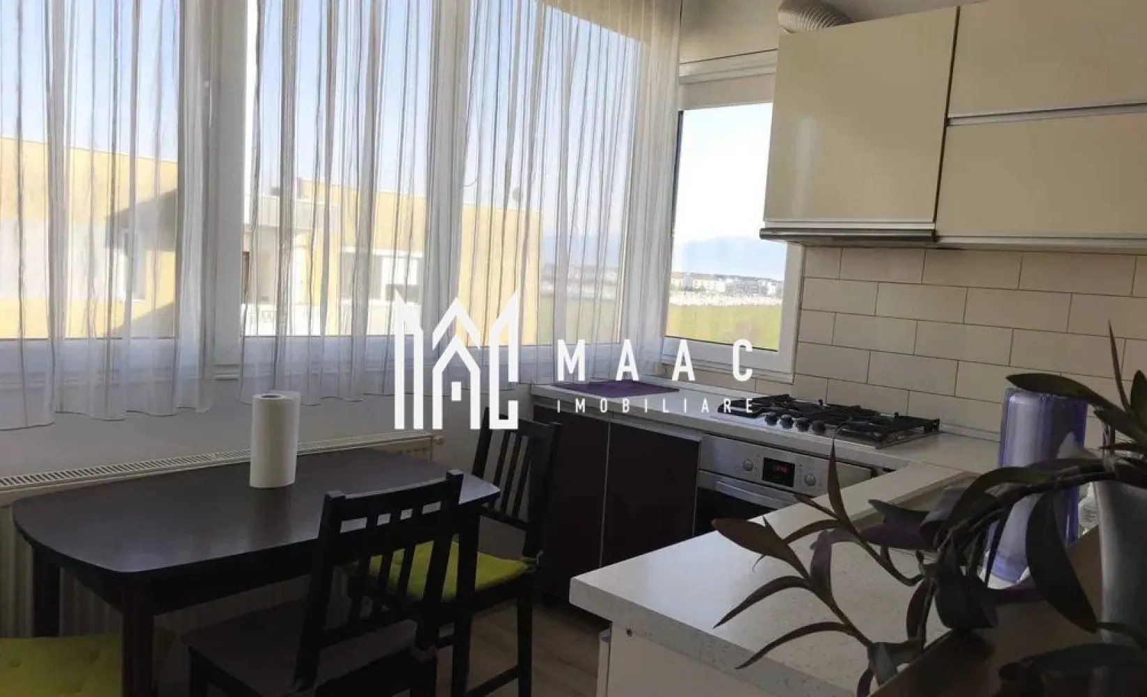 Apartament 2 camere | Loc de parcare | Calea Dumbrăvii - MAAC Imobiliare vă propune spre închiriere un apartament modern cu 2 camere, situat într-o zonă foarte apreciată din Sibiu – Calea Dumbrăvii, la intersecția cu Strada Siretului, la doar câteva minute de Parcul Sub Arini.

Poziționat într-un cartier liniștit, construit în 2008, imobilul beneficiază de o zonă de acces și o casă a scării spațioase și foarte bine întreținute.

Apartamentul are o suprafață utilă de 54 mp și oferă o compartimentare practică, fiind complet mobilat și utilat.

Compartimentare: living luminos cu bucătărie open-space, dormitor, baie generoasă, hol, debara -utilă pentru depozitare.

Oferta include un loc de parcare privat, un avantaj important în zonă.

Se percepe garantie in cuantumul unei chirii lunare. 

Accesul la transportul în comun este excelent, iar Parcul Sub Arini la doar 500 m.

Pentru mai multe detalii precizati telefonic ca ati vazut anuntul cu ID: CP2822879