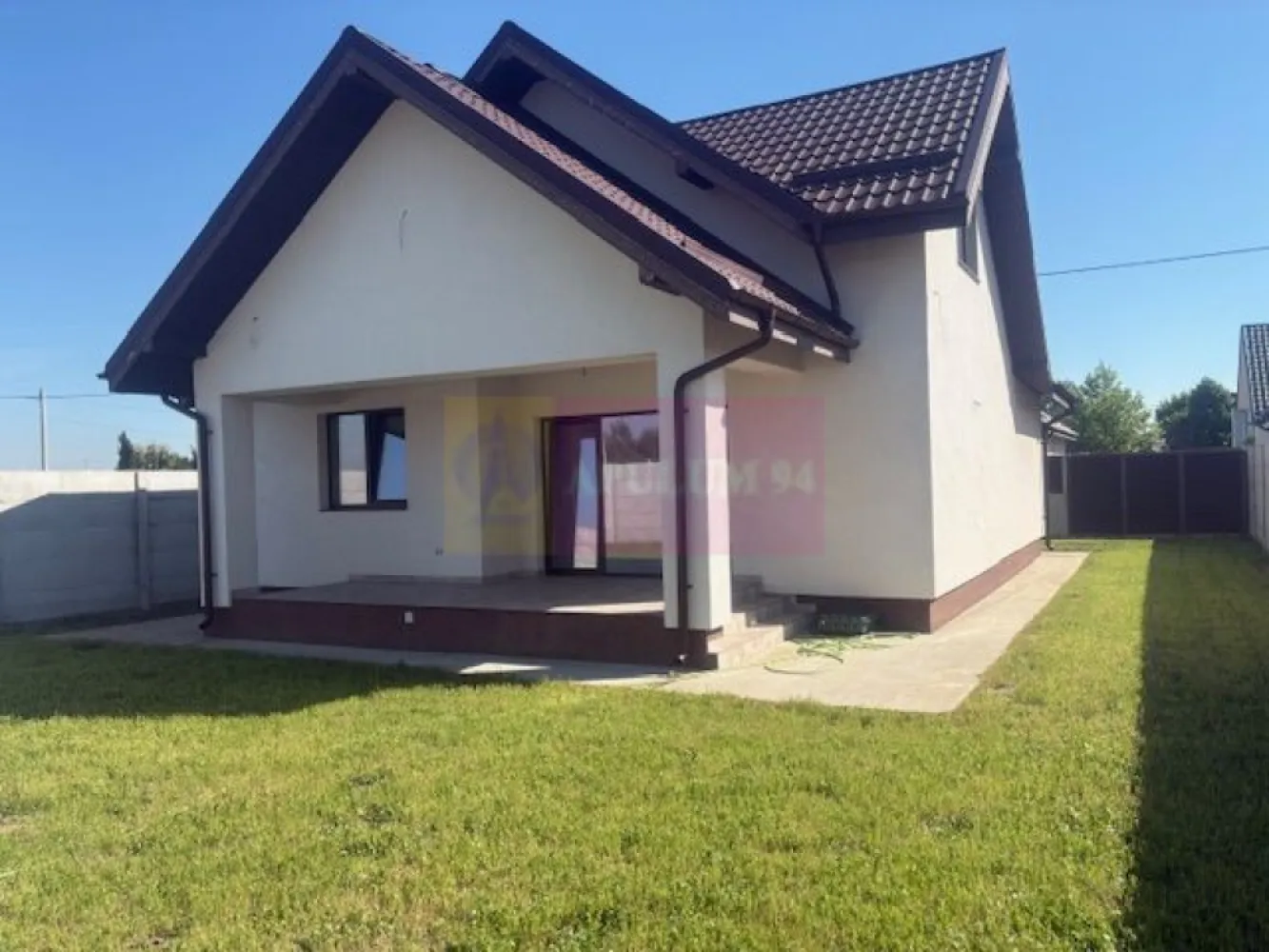 Vila gata pentru mutare P+M Domneti- Teghes constructie 2025. - Compania imobiliara Apulum 94 va propune o vila P+M, situata in Domnesti- Teghes, in apropiere de Padure, ceea ce confera multa liniste, spatiu verde, o oaza de relaxare. 
Pe un teren de 410 mp este construita vila P+M, cu o aprenta de 100 metri la sol. 
Constructia este din beton, cu placa de beton peste parter inclusiv peste terasa, iar umplutura este din caramida. Este P+1, pe un teren de 410 mp. 
Finisajele sunt de foarte buna calitate si anume: gard si soclu de beton perimetral, beci, glafuri exterioare din granit, pereti de 30 cm, placa de beton peste terasa, dressing de 12 mp, termostat ambient in fiecare camera la parter, usi interior Megador + usi mansarda depozitare, scara marmura, incalzire in pardoseala ROTH- Germania, bideu la baia din mansarda, centrala termica Viesmann de 32 kw, circuit monitorizare video pe toate laturile casei, curent trifazat. 
Zona este foarte apropiata de Bucuresti si se poate accesa atat prin Prelungirea Ghencea cat si prin Soseaua alexandriei. 
Vila este gata pentru mutare. 
Pentru vizionare si mai multe detalii nu ezitati sa ma contactati pe nr 0733683446- Laura ionescu.