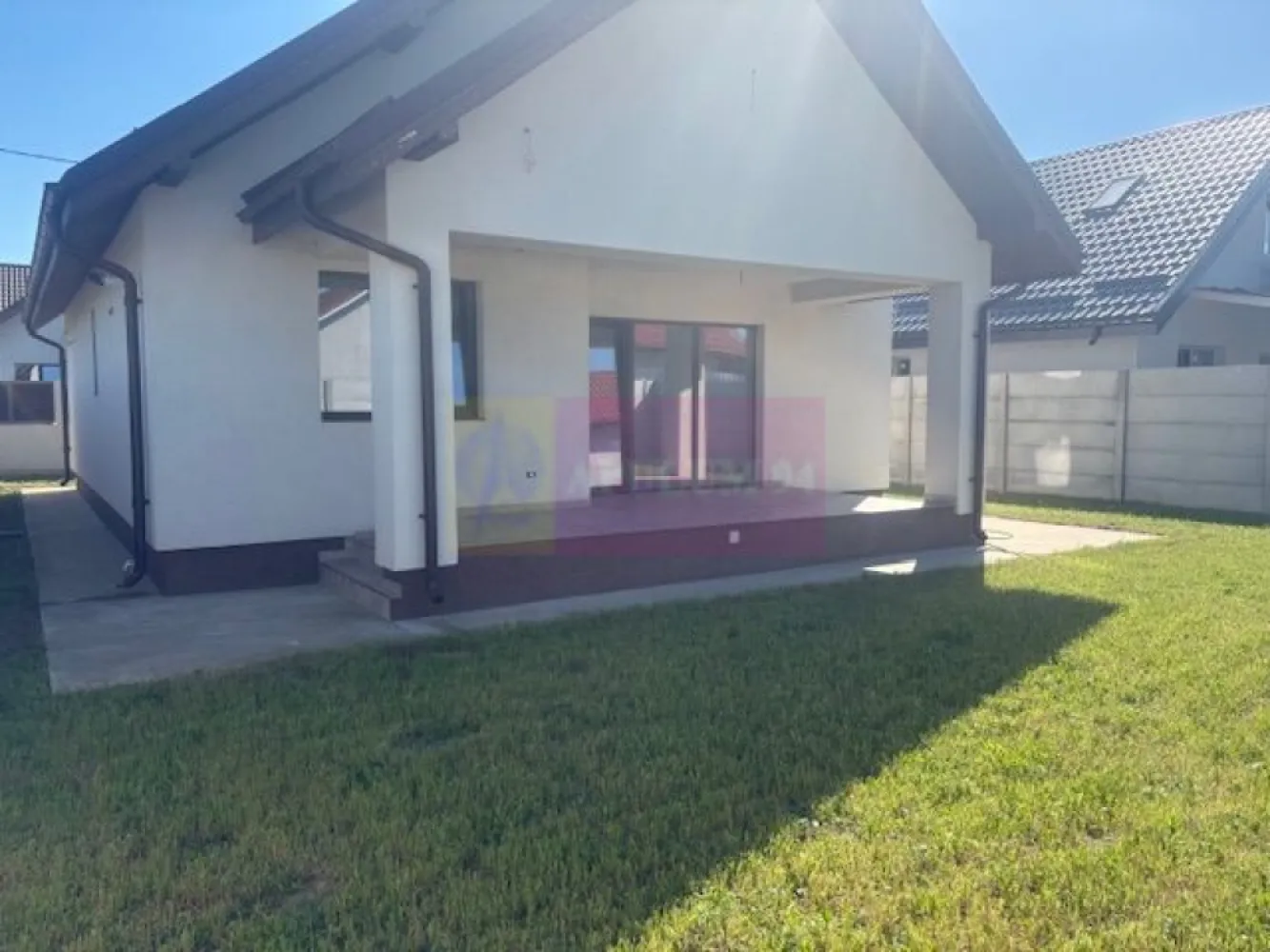 Vila gata pentru mutare P+M Domneti- Teghes constructie 2025. - Compania imobiliara Apulum 94 va propune o vila P+M, situata in Domnesti- Teghes, in apropiere de Padure, ceea ce confera multa liniste, spatiu verde, o oaza de relaxare. 
Pe un teren de 410 mp este construita vila P+M, cu o aprenta de 100 metri la sol. 
Constructia este din beton, cu placa de beton peste parter inclusiv peste terasa, iar umplutura este din caramida. Este P+1, pe un teren de 410 mp. 
Finisajele sunt de foarte buna calitate si anume: gard si soclu de beton perimetral, beci, glafuri exterioare din granit, pereti de 30 cm, placa de beton peste terasa, dressing de 12 mp, termostat ambient in fiecare camera la parter, usi interior Megador + usi mansarda depozitare, scara marmura, incalzire in pardoseala ROTH- Germania, bideu la baia din mansarda, centrala termica Viesmann de 32 kw, circuit monitorizare video pe toate laturile casei, curent trifazat. 
Zona este foarte apropiata de Bucuresti si se poate accesa atat prin Prelungirea Ghencea cat si prin Soseaua alexandriei. 
Vila este gata pentru mutare. 
Pentru vizionare si mai multe detalii nu ezitati sa ma contactati pe nr 0733683446- Laura ionescu.
