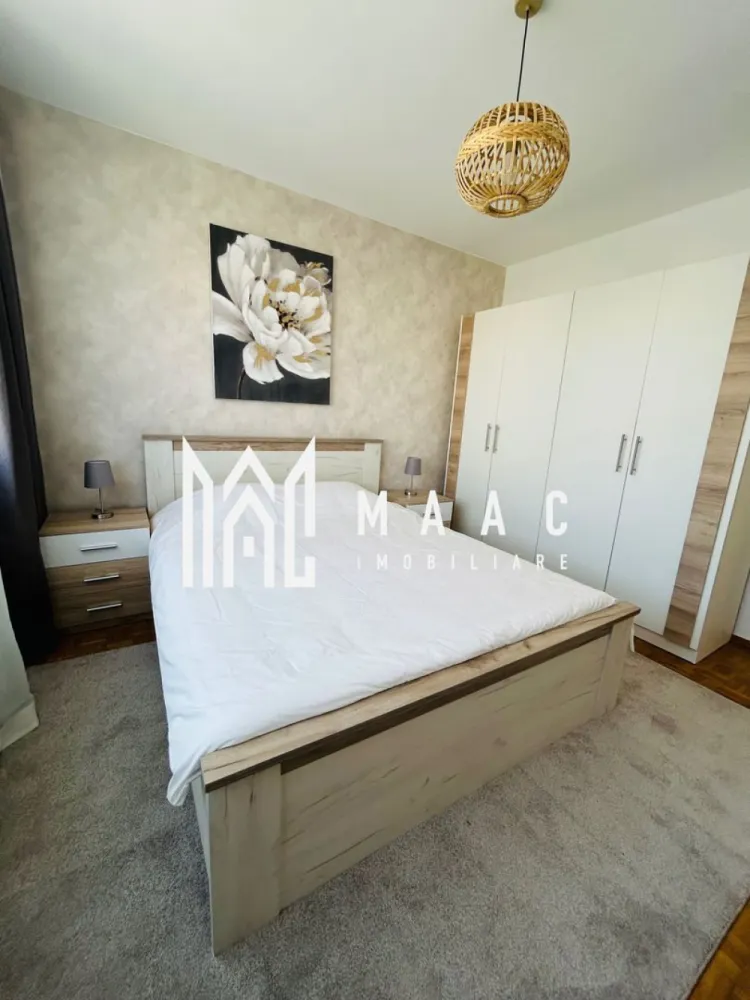 Apartament 3 camera | Renovat | Modern | Balcon | Central - MAAC Imobiliare propune atentiei dumneavoastra un apartament cu 3 camere renovat, complet mobilat si utilat, in zona Centrala/ Milea (la 5-7 minute de inima orasului Sibiu - Piata Mare). Locuinta este situata la etajul 2/4 si este alcatuita din 2 dormitoare , living, bucătărie , baie si balcon. Mmobilat în întregime cu mobila nouă, iar bucatarie are toate electrocasnicele noi. Apartamentul dispune de 2 televizoare și mașina de spălată haine nouă. Din living se iese într-un mic balcon. Apartamentul este bine izolat și dispune de încălzire cu centrala proprie. Conexiune la internet prin RCS/ RDS contra cost. Finisaje si mobilier de calitate buna, ambient placut. Se percepe o chirie in avans si garantie in cuantumul unei chirii lunare. Se inchiriaza pe o perioada de minim 12 luni. Nu se accepta cu animale de companie. Pentru mai multe detalii sau pentru a programa o vizionare, va rugam specificati telefonic ID: CP2612158 }}
