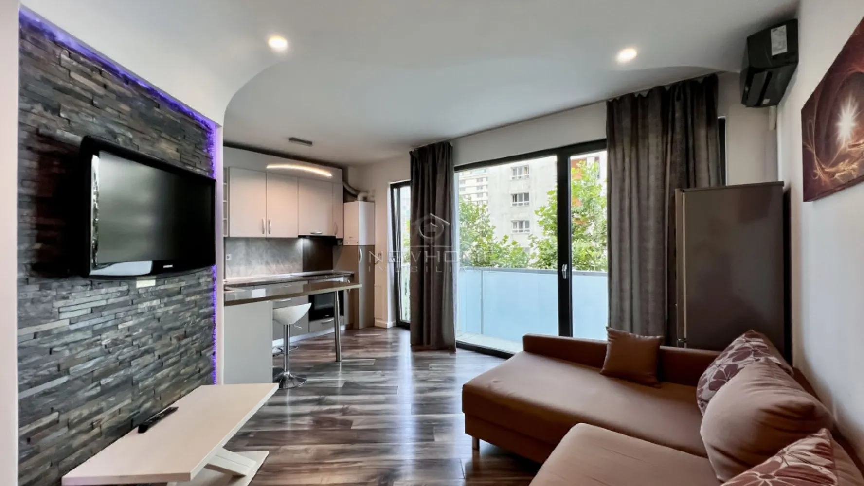 Apartament 1 camere, zona Iulius Mall, Fsega VIVIDO - New HOME Imobiliare ofera spre inchiriere in EXCLUSIVITATE apartament modern cu 1 camera, suprafata utila de 40 mp + balcon. Amplasat la etajul 2 din 6 al unui imobil nou, cu acces securizat si spatii verzi, finalizat in anul 2018, ansamblul residential VIVIDO. Apartamentul este compus din: hol, baie, dormitor, bucatarie, balcon, optional loc de PERCARE subteran 70 Euro/luna. Pentru confortul Dvs. se inchiriaza complet mobilat/utilat, dotat cu centrala termica proprie, incalzire prin pardoseala, AER conditionat, electrocasnice moderne de calitate. Avand in vedere poziția si avantajele zonei este una de interes maxim, datorita pozitionarii fiind in apropiere de centru comercial Iulius Mall, Business centre, facultatea FSEGA, Porsche Engineering, baza Sportiva, Iulius Park, etc. Pentru mai multe informatii si pentru a programa o vizionare, contactati-ne cu incredere!
