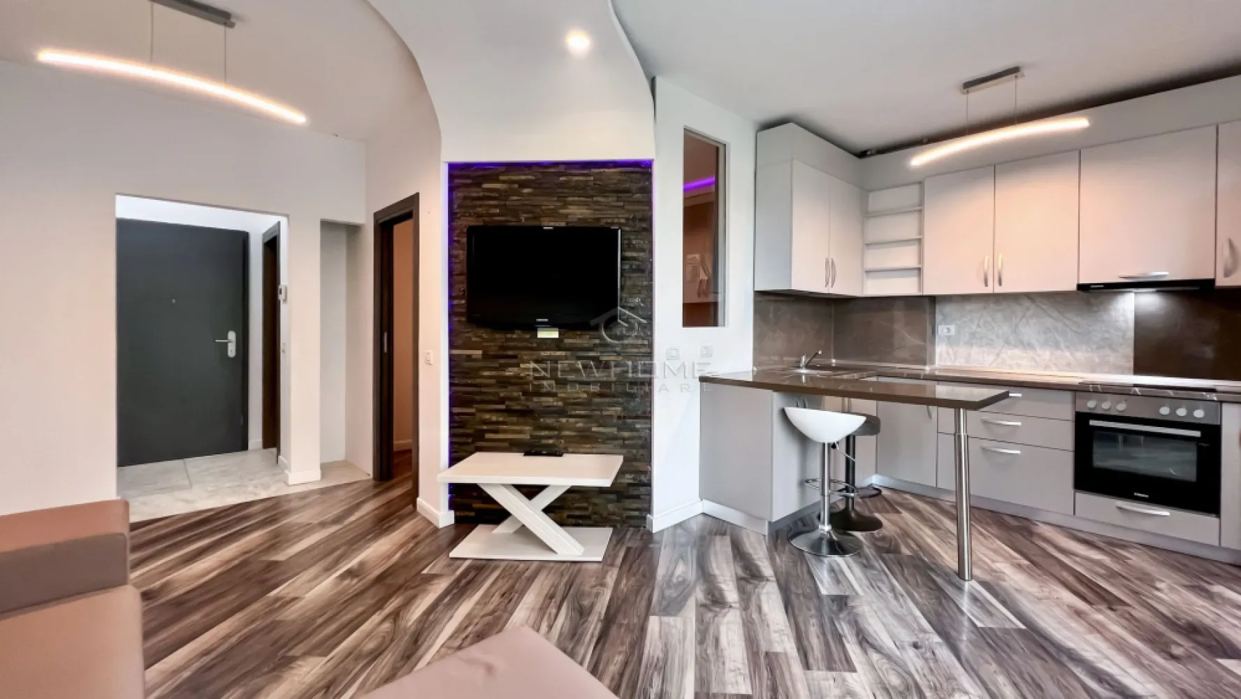Apartament 1 camere, zona Iulius Mall, Fsega VIVIDO - New HOME Imobiliare ofera spre inchiriere in EXCLUSIVITATE apartament modern cu 1 camera, suprafata utila de 40 mp + balcon. Amplasat la etajul 2 din 6 al unui imobil nou, cu acces securizat si spatii verzi, finalizat in anul 2018, ansamblul residential VIVIDO. Apartamentul este compus din: hol, baie, dormitor, bucatarie, balcon, optional loc de PERCARE subteran 70 Euro/luna. Pentru confortul Dvs. se inchiriaza complet mobilat/utilat, dotat cu centrala termica proprie, incalzire prin pardoseala, AER conditionat, electrocasnice moderne de calitate. Avand in vedere poziția si avantajele zonei este una de interes maxim, datorita pozitionarii fiind in apropiere de centru comercial Iulius Mall, Business centre, facultatea FSEGA, Porsche Engineering, baza Sportiva, Iulius Park, etc. Pentru mai multe informatii si pentru a programa o vizionare, contactati-ne cu incredere!