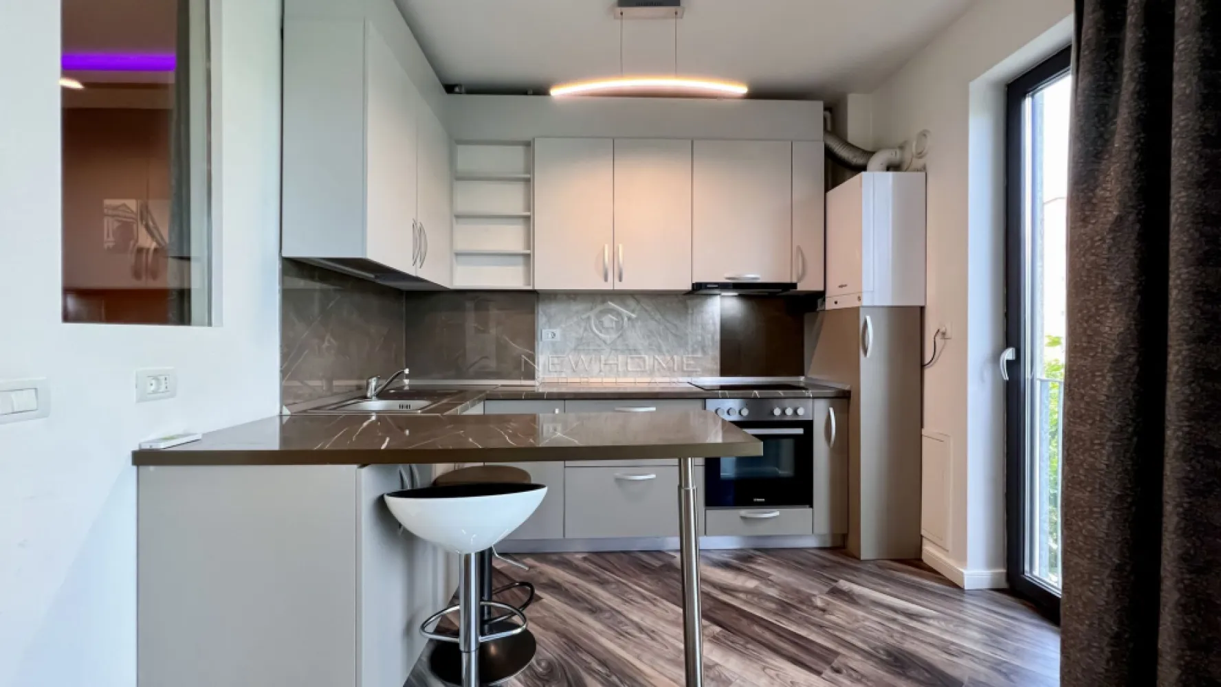 Apartament 1 camere, zona Iulius Mall, Fsega VIVIDO - New HOME Imobiliare ofera spre inchiriere in EXCLUSIVITATE apartament modern cu 1 camera, suprafata utila de 40 mp + balcon. Amplasat la etajul 2 din 6 al unui imobil nou, cu acces securizat si spatii verzi, finalizat in anul 2018, ansamblul residential VIVIDO. Apartamentul este compus din: hol, baie, dormitor, bucatarie, balcon, optional loc de PERCARE subteran 70 Euro/luna. Pentru confortul Dvs. se inchiriaza complet mobilat/utilat, dotat cu centrala termica proprie, incalzire prin pardoseala, AER conditionat, electrocasnice moderne de calitate. Avand in vedere poziția si avantajele zonei este una de interes maxim, datorita pozitionarii fiind in apropiere de centru comercial Iulius Mall, Business centre, facultatea FSEGA, Porsche Engineering, baza Sportiva, Iulius Park, etc. Pentru mai multe informatii si pentru a programa o vizionare, contactati-ne cu incredere!