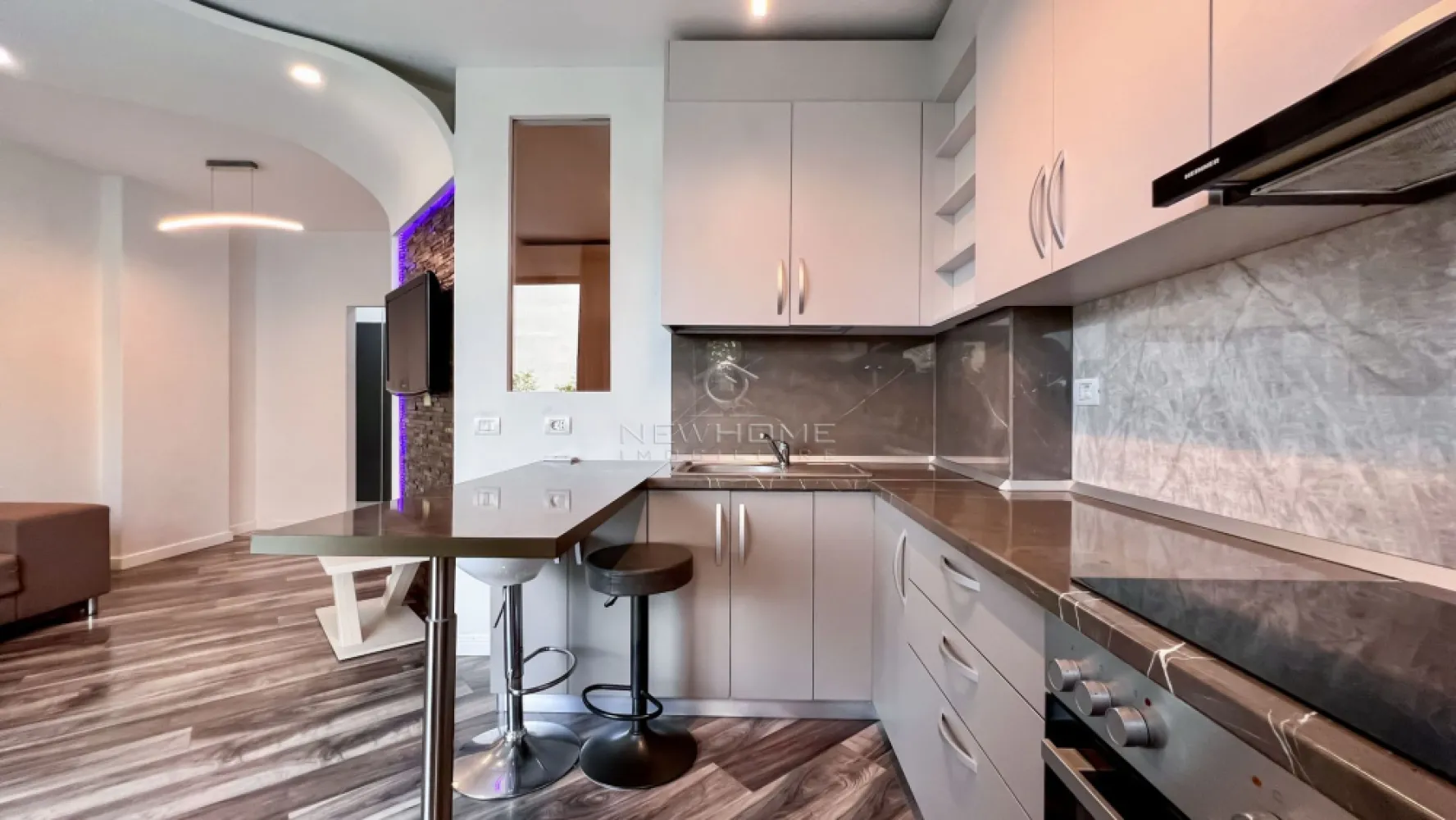 Apartament 1 camere, zona Iulius Mall, Fsega VIVIDO - New HOME Imobiliare ofera spre inchiriere in EXCLUSIVITATE apartament modern cu 1 camera, suprafata utila de 40 mp + balcon. Amplasat la etajul 2 din 6 al unui imobil nou, cu acces securizat si spatii verzi, finalizat in anul 2018, ansamblul residential VIVIDO. Apartamentul este compus din: hol, baie, dormitor, bucatarie, balcon, optional loc de PERCARE subteran 70 Euro/luna. Pentru confortul Dvs. se inchiriaza complet mobilat/utilat, dotat cu centrala termica proprie, incalzire prin pardoseala, AER conditionat, electrocasnice moderne de calitate. Avand in vedere poziția si avantajele zonei este una de interes maxim, datorita pozitionarii fiind in apropiere de centru comercial Iulius Mall, Business centre, facultatea FSEGA, Porsche Engineering, baza Sportiva, Iulius Park, etc. Pentru mai multe informatii si pentru a programa o vizionare, contactati-ne cu incredere!