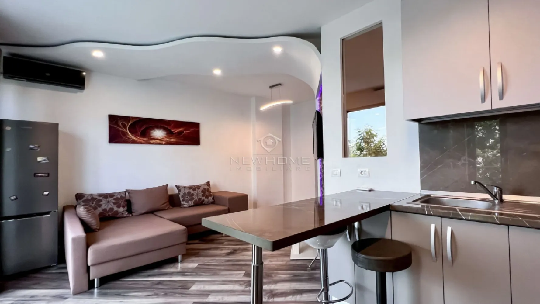 Apartament 1 camere, zona Iulius Mall, Fsega VIVIDO - New HOME Imobiliare ofera spre inchiriere in EXCLUSIVITATE apartament modern cu 1 camera, suprafata utila de 40 mp + balcon. Amplasat la etajul 2 din 6 al unui imobil nou, cu acces securizat si spatii verzi, finalizat in anul 2018, ansamblul residential VIVIDO. Apartamentul este compus din: hol, baie, dormitor, bucatarie, balcon, optional loc de PERCARE subteran 70 Euro/luna. Pentru confortul Dvs. se inchiriaza complet mobilat/utilat, dotat cu centrala termica proprie, incalzire prin pardoseala, AER conditionat, electrocasnice moderne de calitate. Avand in vedere poziția si avantajele zonei este una de interes maxim, datorita pozitionarii fiind in apropiere de centru comercial Iulius Mall, Business centre, facultatea FSEGA, Porsche Engineering, baza Sportiva, Iulius Park, etc. Pentru mai multe informatii si pentru a programa o vizionare, contactati-ne cu incredere!