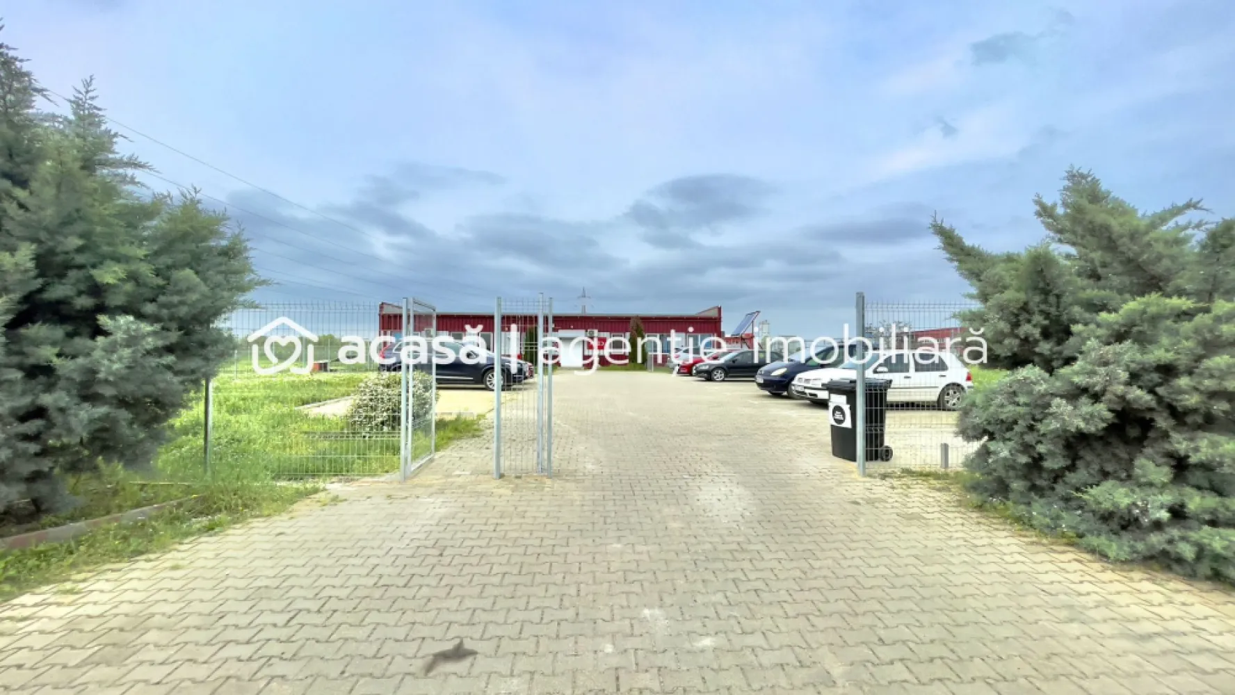Cladire birouri - spațiu comercial cu parcări în incintă privată - Oferim spre vânzare un spațiu comercial în Parcul Industrial UTA2.
Parcul Industrial UTA2 este amplasat în partea de Nord a Municipiului Arad, cu acces direct din E68 (DN7, Centură Nord).

Imobilul este confecționat din panouri sandwich termoizolante și este compartimentat astfel:
– recepție
– 6 birouri
– 4 grupuri sanitare
– holuri
– spațiu tehnic

Suprafață construită: 333 mp
Suprafață teren: 2.561 mp

Prețul mai include și:
– 12 locuri de parcare (autoturisme)
– aprox 2.000 mp spațiu verde
- incintă împrejmuită

Caracteristicile de mai sus fac spațiul pretabil și pentru următoarele activități:
– birouri
– producție
– depozitare
– loc de joacă pentru copii

Important!
Proprietatea este scutită de impozite pe toată durata de existență a titlului de Parc industrial acordat conform ORDINULUI nr. 325 din 15 octombrie 2007.

Pentru detalii, apelați 0721356746. Florin Moș
