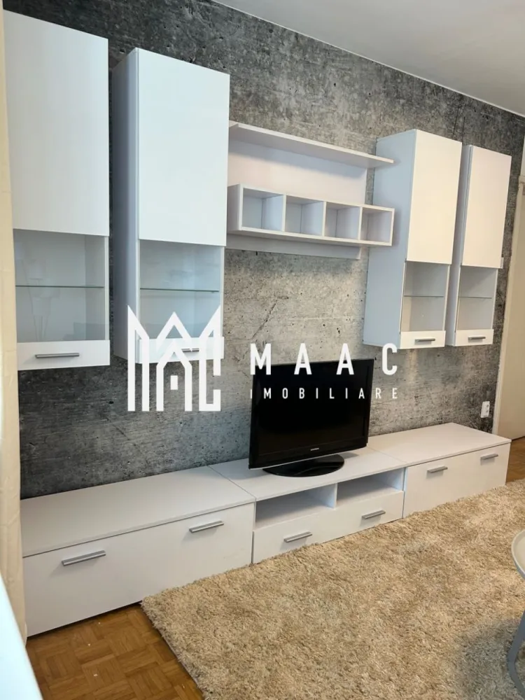 Apartament 3 camera | Renovat | Modern | Balcon | Central - MAAC Imobiliare propune atentiei dumneavoastra un apartament cu 3 camere renovat, complet mobilat si utilat, in zona Centrala/ Milea (la 5-7 minute de inima orasului Sibiu - Piata Mare). Locuinta este situata la etajul 2/4 si este alcatuita din 2 dormitoare , living, bucătărie , baie si balcon. Mmobilat în întregime cu mobila nouă, iar bucatarie are toate electrocasnicele noi. Apartamentul dispune de 2 televizoare și mașina de spălată haine nouă. Din living se iese într-un mic balcon. Apartamentul este bine izolat și dispune de încălzire cu centrala proprie. Conexiune la internet prin RCS/ RDS contra cost. Finisaje si mobilier de calitate buna, ambient placut. Se percepe o chirie in avans si garantie in cuantumul unei chirii lunare. Se inchiriaza pe o perioada de minim 12 luni. Nu se accepta cu animale de companie. Pentru mai multe detalii sau pentru a programa o vizionare, va rugam specificati telefonic ID: CP2612158 }}