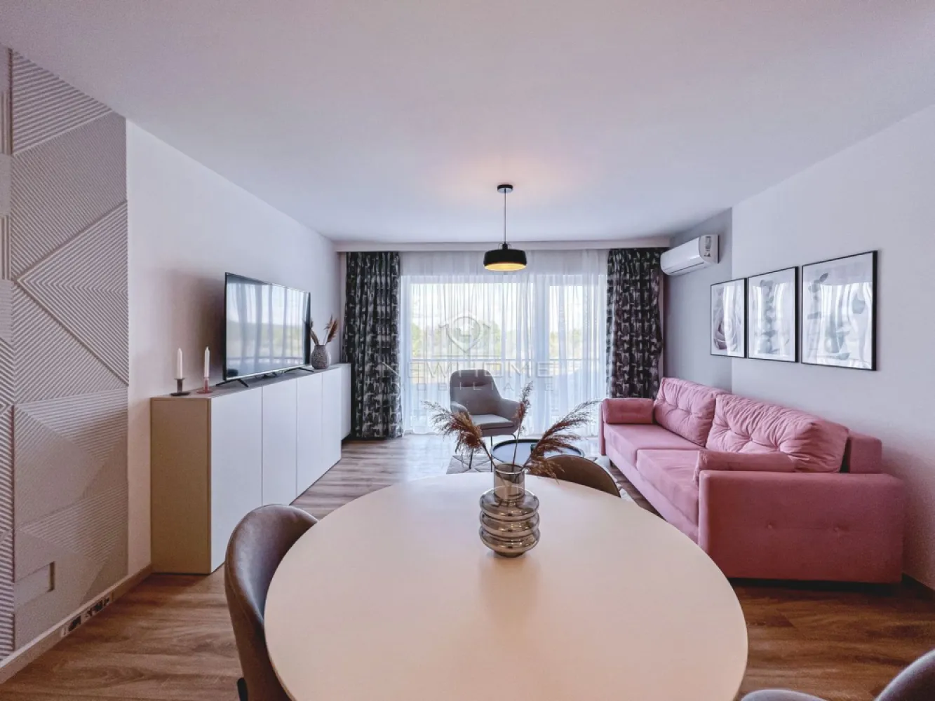 Apartament 2 camere zona Iulius Mall Gheorgheni - New HOME Imobiliare ofera spre inchiriere apartament cu 2 camere 50 mp, terasa generoasa, in bloc nou, etaj intermediar ansamblul Mon Jardin din Sopor. In proximitate se afla magazine alimentare, spatii comerciale, Iulius Mall. Finisaje moderne, aer condiționat, TV, masina de spălat, frigiter etc. Inclus în preț și un loc de parcare în garajul subteran. Avand in vedere poziția si avantajele zonei este una de interes maxim, datorita pozitionarii fiind in apropiere de centru comercial Iulius Mall, Business centre, facultatea FSEGA, Porsche Engineering, baza Sportiva, Iulius Park, etc. Pentru mai multe informatii si pentru a programa o vizionare, contactati-ne cu incredere!