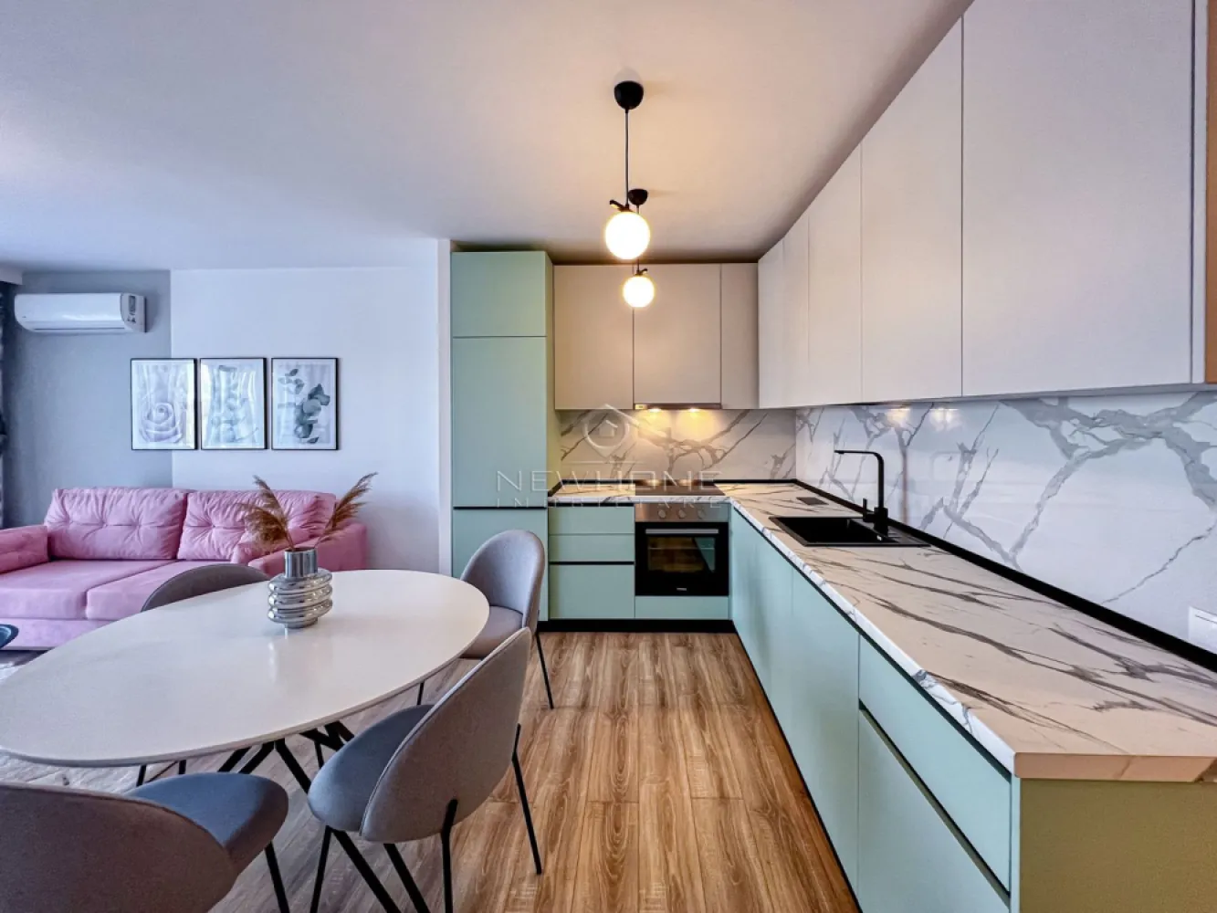 Apartament 2 camere zona Iulius Mall Gheorgheni - New HOME Imobiliare ofera spre inchiriere apartament cu 2 camere 50 mp, terasa generoasa, in bloc nou, etaj intermediar ansamblul Mon Jardin din Sopor. In proximitate se afla magazine alimentare, spatii comerciale, Iulius Mall. Finisaje moderne, aer condiționat, TV, masina de spălat, frigiter etc. Inclus în preț și un loc de parcare în garajul subteran. Avand in vedere poziția si avantajele zonei este una de interes maxim, datorita pozitionarii fiind in apropiere de centru comercial Iulius Mall, Business centre, facultatea FSEGA, Porsche Engineering, baza Sportiva, Iulius Park, etc. Pentru mai multe informatii si pentru a programa o vizionare, contactati-ne cu incredere!