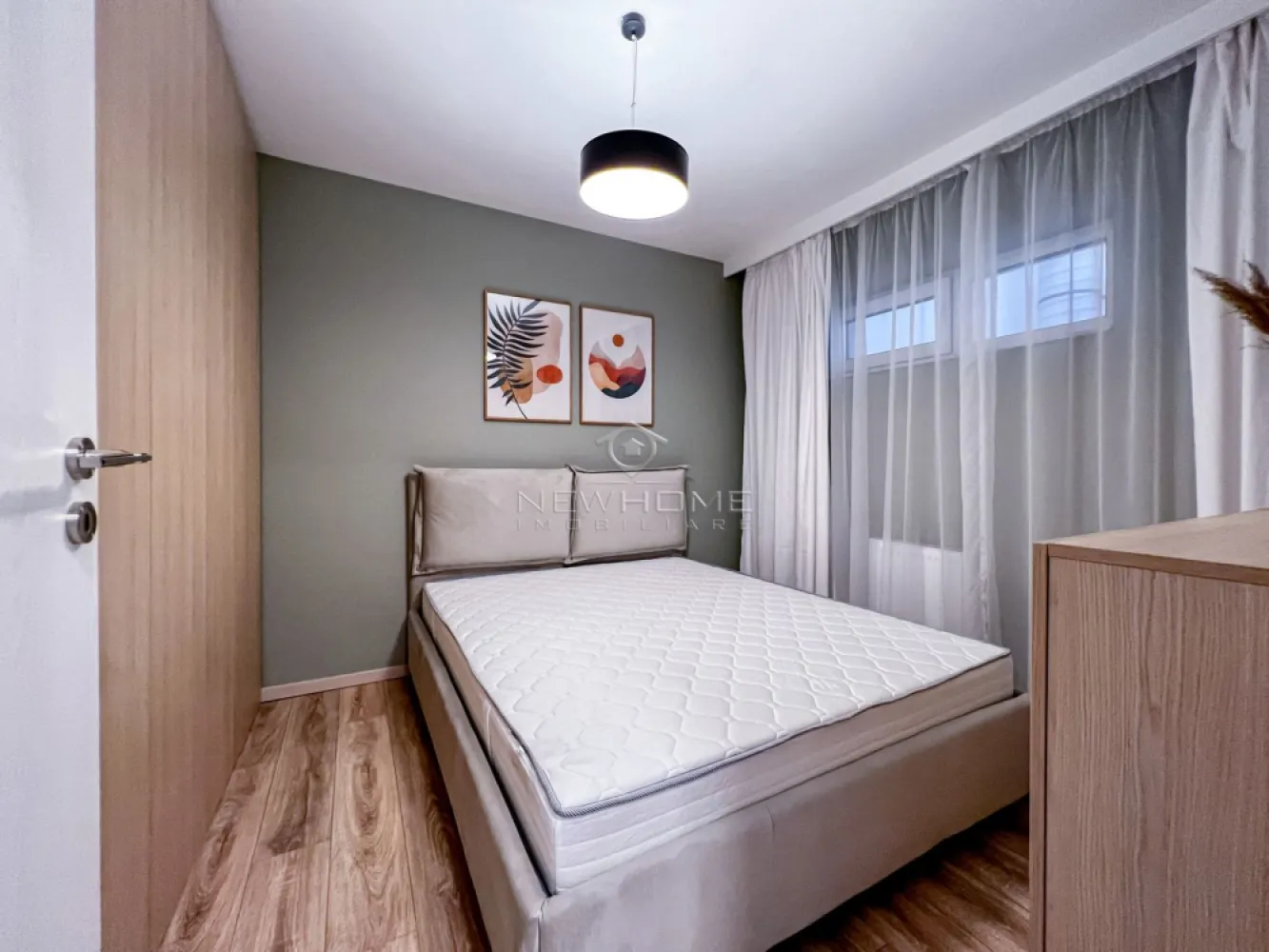 Apartament 2 camere zona Iulius Mall Gheorgheni - New HOME Imobiliare ofera spre inchiriere apartament cu 2 camere 50 mp, terasa generoasa, in bloc nou, etaj intermediar ansamblul Mon Jardin din Sopor. In proximitate se afla magazine alimentare, spatii comerciale, Iulius Mall. Finisaje moderne, aer condiționat, TV, masina de spălat, frigiter etc. Inclus în preț și un loc de parcare în garajul subteran. Avand in vedere poziția si avantajele zonei este una de interes maxim, datorita pozitionarii fiind in apropiere de centru comercial Iulius Mall, Business centre, facultatea FSEGA, Porsche Engineering, baza Sportiva, Iulius Park, etc. Pentru mai multe informatii si pentru a programa o vizionare, contactati-ne cu incredere!