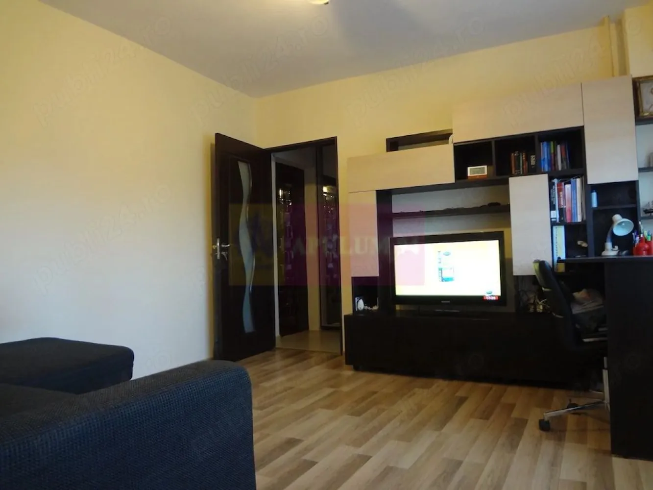 Garsoniera Calea Crangasi langa parc si lac etj 3 bloc 1986 - Agentia Imobiliara Apulum 94, va ofera spre vanzare o garsoniera in Crangasi.
Este pozitionata chiar pe Calea Crangasi in fata parcului si lac cu vedere pe spate ( este liniste)
8 minute pana la metrou si tramvai 41

Se vinde mobilata si utilata complet (combina frigorifica Samsung, masina spalat Indesit, Aer C Nordstar) mutare imediata sau posibilitate inchiriere rapida (zona este f cautata).
Balcon inchis cu termopan.

Blocul este termoizolat de primarie (lucrare de calitate )

In apropiere supermarketuri multe si piata.
Suprafata utila 27 mp
Intretinere mica