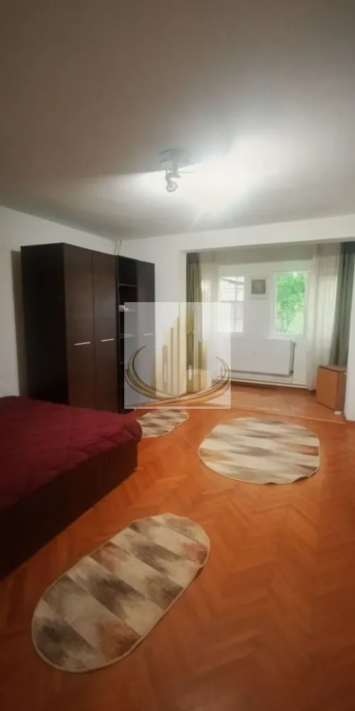 Apartament 1 cameră – Zonă Brâncoveanu | Ideal locuință sau investiție - Grand Mobilis Imobiliare vă propune spre vânzare un apartament cochet cu 1 cameră, situat într-una dintre cele mai apreciate și bine conectate zone ale orașului – zona Bulevardului Constantin Brâncoveanu, într-o locație semicentrală ce îmbină perfect liniștea cu accesul rapid către toate punctele importante de interes.

Apartamentul are o suprafață utilă de 33,4 mp și este amplasat la parterul unui imobil reabilitat termic, oferind un plus de confort și eficiență energetică.

Locuința se vinde mobilată și utilată, fiind pregătită pentru mutare imediată. De asemenea, apartamentul a fost recent remobilat, mobilierul actual fiind parțial diferit față de cel prezentat în fotografii.

Confortul termic este asigurat prin centrală proprie pe gaz și calorifere, ceea ce oferă costuri reduse de întreținere și control optim al temperaturii.

Poziționarea reprezintă unul dintre cele mai mari avantaje ale proprietății. Apartamentul beneficiază de acces rapid către principalele zone ale orașului și are în imediata apropiere:

-mijloace de transport în comun;
-școli și grădinițe;
-magazine și supermarketuri;
-restaurante, cafenele și farmacii;
-numeroase puncte de interes urban.

Datorită amplasării excelente, proprietatea este ideală atât pentru locuit, cât și pentru investiție:

perfectă pentru un cuplu care își dorește o zonă liniștită, dar foarte bine conectată;
excelentă pentru studenți, datorită accesului facil către universitățile din oraș;
alegere inspirată pentru medici rezidenți sau personal medical, având Spitalul Județean la doar aproximativ 7-8 minute distanță.

Totodată, apartamentul reprezintă o oportunitate foarte bună pentru investiție, datorită prețului atractiv și cererii ridicate pentru închiriere în această zonă. 

Pentru mai multe detalii sau programarea unei vizionari echipa Grand Mobilis Imobiliare va sta la dispozitie!
ID Intern: CP3091729
