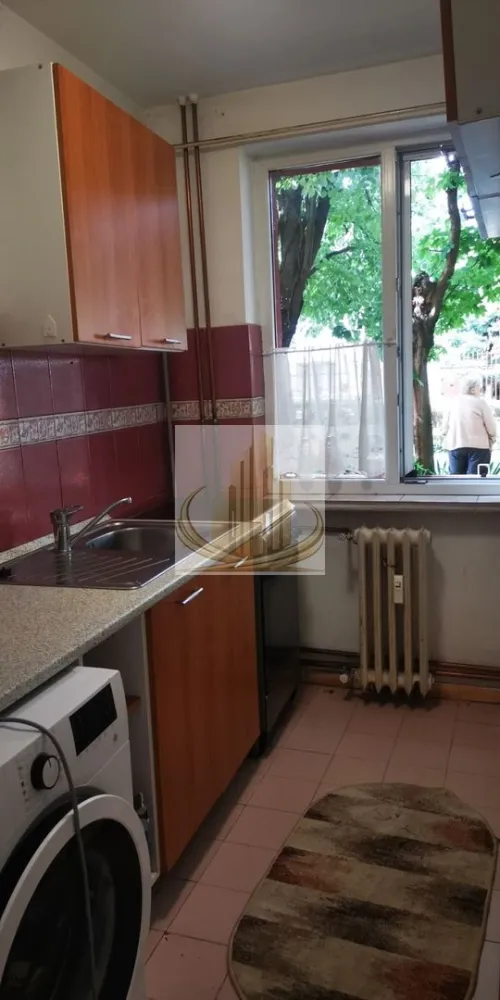 Apartament 1 cameră – Zonă Brâncoveanu | Ideal locuință sau investiție - Grand Mobilis Imobiliare vă propune spre vânzare un apartament cochet cu 1 cameră, situat într-una dintre cele mai apreciate și bine conectate zone ale orașului – zona Bulevardului Constantin Brâncoveanu, într-o locație semicentrală ce îmbină perfect liniștea cu accesul rapid către toate punctele importante de interes.

Apartamentul are o suprafață utilă de 33,4 mp și este amplasat la parterul unui imobil reabilitat termic, oferind un plus de confort și eficiență energetică.

Locuința se vinde mobilată și utilată, fiind pregătită pentru mutare imediată. De asemenea, apartamentul a fost recent remobilat, mobilierul actual fiind parțial diferit față de cel prezentat în fotografii.

Confortul termic este asigurat prin centrală proprie pe gaz și calorifere, ceea ce oferă costuri reduse de întreținere și control optim al temperaturii.

Poziționarea reprezintă unul dintre cele mai mari avantaje ale proprietății. Apartamentul beneficiază de acces rapid către principalele zone ale orașului și are în imediata apropiere:

-mijloace de transport în comun;
-școli și grădinițe;
-magazine și supermarketuri;
-restaurante, cafenele și farmacii;
-numeroase puncte de interes urban.

Datorită amplasării excelente, proprietatea este ideală atât pentru locuit, cât și pentru investiție:

perfectă pentru un cuplu care își dorește o zonă liniștită, dar foarte bine conectată;
excelentă pentru studenți, datorită accesului facil către universitățile din oraș;
alegere inspirată pentru medici rezidenți sau personal medical, având Spitalul Județean la doar aproximativ 7-8 minute distanță.

Totodată, apartamentul reprezintă o oportunitate foarte bună pentru investiție, datorită prețului atractiv și cererii ridicate pentru închiriere în această zonă. 

Pentru mai multe detalii sau programarea unei vizionari echipa Grand Mobilis Imobiliare va sta la dispozitie!
ID Intern: CP3091729