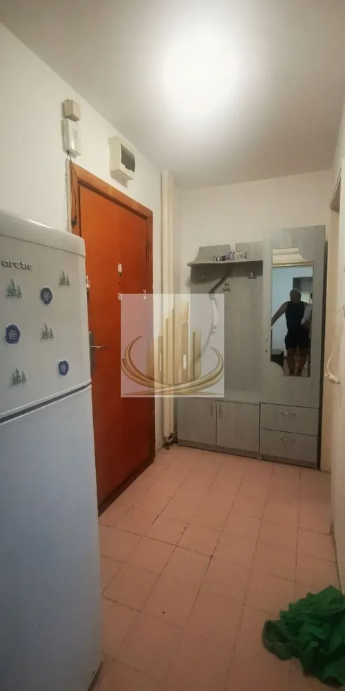 Apartament 1 cameră – Zonă Brâncoveanu | Ideal locuință sau investiție - Grand Mobilis Imobiliare vă propune spre vânzare un apartament cochet cu 1 cameră, situat într-una dintre cele mai apreciate și bine conectate zone ale orașului – zona Bulevardului Constantin Brâncoveanu, într-o locație semicentrală ce îmbină perfect liniștea cu accesul rapid către toate punctele importante de interes.

Apartamentul are o suprafață utilă de 33,4 mp și este amplasat la parterul unui imobil reabilitat termic, oferind un plus de confort și eficiență energetică.

Locuința se vinde mobilată și utilată, fiind pregătită pentru mutare imediată. De asemenea, apartamentul a fost recent remobilat, mobilierul actual fiind parțial diferit față de cel prezentat în fotografii.

Confortul termic este asigurat prin centrală proprie pe gaz și calorifere, ceea ce oferă costuri reduse de întreținere și control optim al temperaturii.

Poziționarea reprezintă unul dintre cele mai mari avantaje ale proprietății. Apartamentul beneficiază de acces rapid către principalele zone ale orașului și are în imediata apropiere:

-mijloace de transport în comun;
-școli și grădinițe;
-magazine și supermarketuri;
-restaurante, cafenele și farmacii;
-numeroase puncte de interes urban.

Datorită amplasării excelente, proprietatea este ideală atât pentru locuit, cât și pentru investiție:

perfectă pentru un cuplu care își dorește o zonă liniștită, dar foarte bine conectată;
excelentă pentru studenți, datorită accesului facil către universitățile din oraș;
alegere inspirată pentru medici rezidenți sau personal medical, având Spitalul Județean la doar aproximativ 7-8 minute distanță.

Totodată, apartamentul reprezintă o oportunitate foarte bună pentru investiție, datorită prețului atractiv și cererii ridicate pentru închiriere în această zonă. 

Pentru mai multe detalii sau programarea unei vizionari echipa Grand Mobilis Imobiliare va sta la dispozitie!
ID Intern: CP3091729