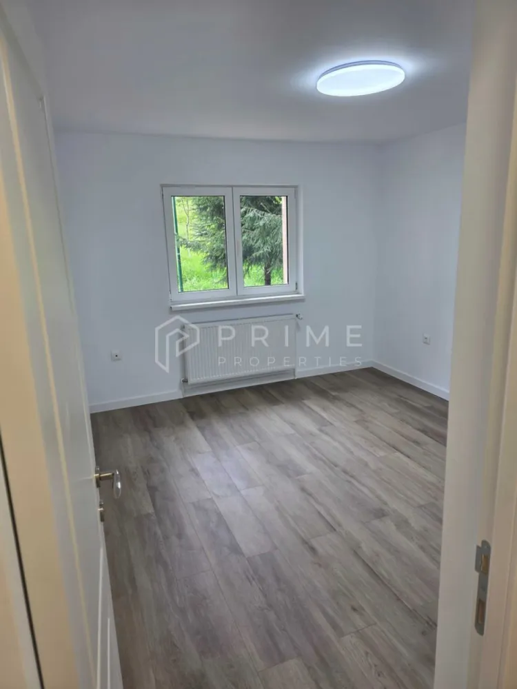 Apartament cu 1 cameră recent renovat | Tudor, Rămurele | - Nu toate apartamentele „renovate" sunt cu adevărat renovate. Acesta este.
Fiecare element a fost înlocuit sau modernizat: instalație electrică integrală cu conductori din cupru și tablou cu siguranțe automate, centrală termică nouă, calorifere noi, obiecte sanitare noi. 
Nu cosmetizare — renovare reală, de la infrastructură în sus.
Ce face diferența față de alte oferte similare:
✔ Centrală termică nouă + calorifere noi - consum redus
✔ Duș termostat — temperatura apei setată precis, fără reglaje manuale
✔ Rezervor WC încastrat — design curat, consum redus de apă
✔ Vizor electronic cu înregistrare foto-video + interfon smart — securitate modernă
✔ Iluminat ambiental 100% LED — factură de curent mai mică, atmosferă controlată
✔ Fibră optică inclusă — ideal pentru lucru remote sau streaming 4K
✔ Televiziune digitală

Etaj 1 din 4, zonă liniștită, magazine și transport public la îndemână (Piața Diamant, Lidl, Kaufland)
Intrați și locuiți — fără liste de lucruri de făcut, fără costuri ascunse.

Promisiunea Prime Properties:
Vă oferim siguranță, transparență și servicii impecabile pe tot parcursul drumului către casa ideală. Dacă această proprietate nu corespunde nevoilor dumneavoastră, lăsați-ne să găsim alternativa potrivită stilului dumneavoastră de viață.
Pentru informații suplimentare și programarea unei vizionări, vă rugăm să ne contactați.