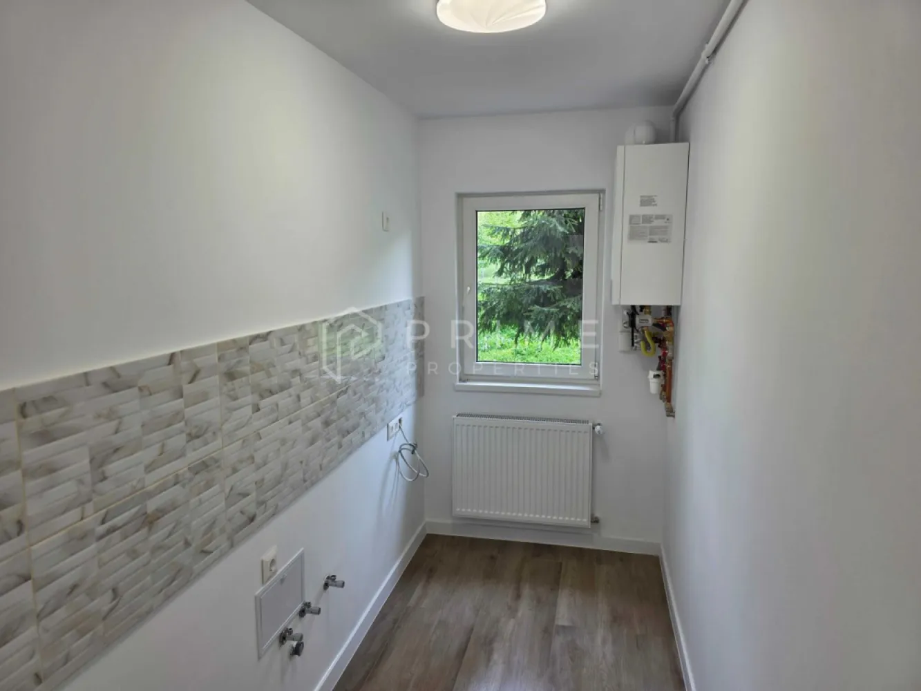 Apartament cu 1 cameră recent renovat | Tudor, Rămurele | - Nu toate apartamentele „renovate" sunt cu adevărat renovate. Acesta este.
Fiecare element a fost înlocuit sau modernizat: instalație electrică integrală cu conductori din cupru și tablou cu siguranțe automate, centrală termică nouă, calorifere noi, obiecte sanitare noi. 
Nu cosmetizare — renovare reală, de la infrastructură în sus.
Ce face diferența față de alte oferte similare:
✔ Centrală termică nouă + calorifere noi - consum redus
✔ Duș termostat — temperatura apei setată precis, fără reglaje manuale
✔ Rezervor WC încastrat — design curat, consum redus de apă
✔ Vizor electronic cu înregistrare foto-video + interfon smart — securitate modernă
✔ Iluminat ambiental 100% LED — factură de curent mai mică, atmosferă controlată
✔ Fibră optică inclusă — ideal pentru lucru remote sau streaming 4K
✔ Televiziune digitală

Etaj 1 din 4, zonă liniștită, magazine și transport public la îndemână (Piața Diamant, Lidl, Kaufland)
Intrați și locuiți — fără liste de lucruri de făcut, fără costuri ascunse.

Promisiunea Prime Properties:
Vă oferim siguranță, transparență și servicii impecabile pe tot parcursul drumului către casa ideală. Dacă această proprietate nu corespunde nevoilor dumneavoastră, lăsați-ne să găsim alternativa potrivită stilului dumneavoastră de viață.
Pentru informații suplimentare și programarea unei vizionări, vă rugăm să ne contactați.