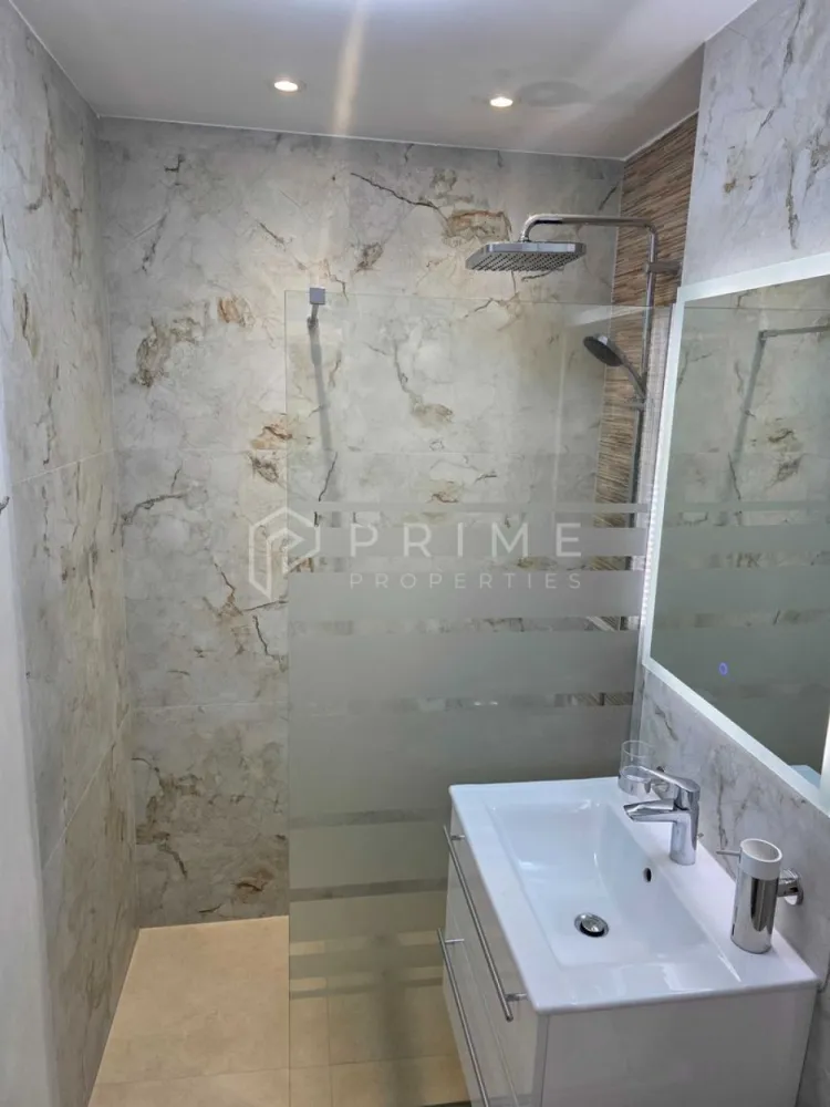 Apartament cu 1 cameră recent renovat | Tudor, Rămurele | - Nu toate apartamentele „renovate" sunt cu adevărat renovate. Acesta este.
Fiecare element a fost înlocuit sau modernizat: instalație electrică integrală cu conductori din cupru și tablou cu siguranțe automate, centrală termică nouă, calorifere noi, obiecte sanitare noi. 
Nu cosmetizare — renovare reală, de la infrastructură în sus.
Ce face diferența față de alte oferte similare:
✔ Centrală termică nouă + calorifere noi - consum redus
✔ Duș termostat — temperatura apei setată precis, fără reglaje manuale
✔ Rezervor WC încastrat — design curat, consum redus de apă
✔ Vizor electronic cu înregistrare foto-video + interfon smart — securitate modernă
✔ Iluminat ambiental 100% LED — factură de curent mai mică, atmosferă controlată
✔ Fibră optică inclusă — ideal pentru lucru remote sau streaming 4K
✔ Televiziune digitală

Etaj 1 din 4, zonă liniștită, magazine și transport public la îndemână (Piața Diamant, Lidl, Kaufland)
Intrați și locuiți — fără liste de lucruri de făcut, fără costuri ascunse.

Promisiunea Prime Properties:
Vă oferim siguranță, transparență și servicii impecabile pe tot parcursul drumului către casa ideală. Dacă această proprietate nu corespunde nevoilor dumneavoastră, lăsați-ne să găsim alternativa potrivită stilului dumneavoastră de viață.
Pentru informații suplimentare și programarea unei vizionări, vă rugăm să ne contactați.