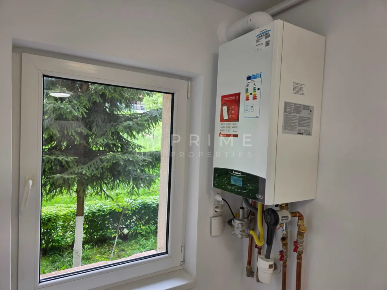 Apartament cu 1 cameră recent renovat | Tudor, Rămurele | - Nu toate apartamentele „renovate" sunt cu adevărat renovate. Acesta este.
Fiecare element a fost înlocuit sau modernizat: instalație electrică integrală cu conductori din cupru și tablou cu siguranțe automate, centrală termică nouă, calorifere noi, obiecte sanitare noi. 
Nu cosmetizare — renovare reală, de la infrastructură în sus.
Ce face diferența față de alte oferte similare:
✔ Centrală termică nouă + calorifere noi - consum redus
✔ Duș termostat — temperatura apei setată precis, fără reglaje manuale
✔ Rezervor WC încastrat — design curat, consum redus de apă
✔ Vizor electronic cu înregistrare foto-video + interfon smart — securitate modernă
✔ Iluminat ambiental 100% LED — factură de curent mai mică, atmosferă controlată
✔ Fibră optică inclusă — ideal pentru lucru remote sau streaming 4K
✔ Televiziune digitală

Etaj 1 din 4, zonă liniștită, magazine și transport public la îndemână (Piața Diamant, Lidl, Kaufland)
Intrați și locuiți — fără liste de lucruri de făcut, fără costuri ascunse.

Promisiunea Prime Properties:
Vă oferim siguranță, transparență și servicii impecabile pe tot parcursul drumului către casa ideală. Dacă această proprietate nu corespunde nevoilor dumneavoastră, lăsați-ne să găsim alternativa potrivită stilului dumneavoastră de viață.
Pentru informații suplimentare și programarea unei vizionări, vă rugăm să ne contactați.