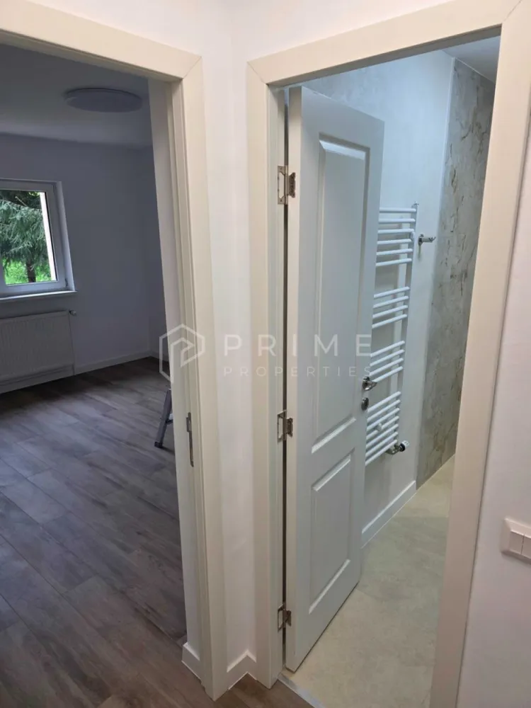 Apartament cu 1 cameră recent renovat | Tudor, Rămurele | - Nu toate apartamentele „renovate" sunt cu adevărat renovate. Acesta este.
Fiecare element a fost înlocuit sau modernizat: instalație electrică integrală cu conductori din cupru și tablou cu siguranțe automate, centrală termică nouă, calorifere noi, obiecte sanitare noi. 
Nu cosmetizare — renovare reală, de la infrastructură în sus.
Ce face diferența față de alte oferte similare:
✔ Centrală termică nouă + calorifere noi - consum redus
✔ Duș termostat — temperatura apei setată precis, fără reglaje manuale
✔ Rezervor WC încastrat — design curat, consum redus de apă
✔ Vizor electronic cu înregistrare foto-video + interfon smart — securitate modernă
✔ Iluminat ambiental 100% LED — factură de curent mai mică, atmosferă controlată
✔ Fibră optică inclusă — ideal pentru lucru remote sau streaming 4K
✔ Televiziune digitală

Etaj 1 din 4, zonă liniștită, magazine și transport public la îndemână (Piața Diamant, Lidl, Kaufland)
Intrați și locuiți — fără liste de lucruri de făcut, fără costuri ascunse.

Promisiunea Prime Properties:
Vă oferim siguranță, transparență și servicii impecabile pe tot parcursul drumului către casa ideală. Dacă această proprietate nu corespunde nevoilor dumneavoastră, lăsați-ne să găsim alternativa potrivită stilului dumneavoastră de viață.
Pentru informații suplimentare și programarea unei vizionări, vă rugăm să ne contactați.