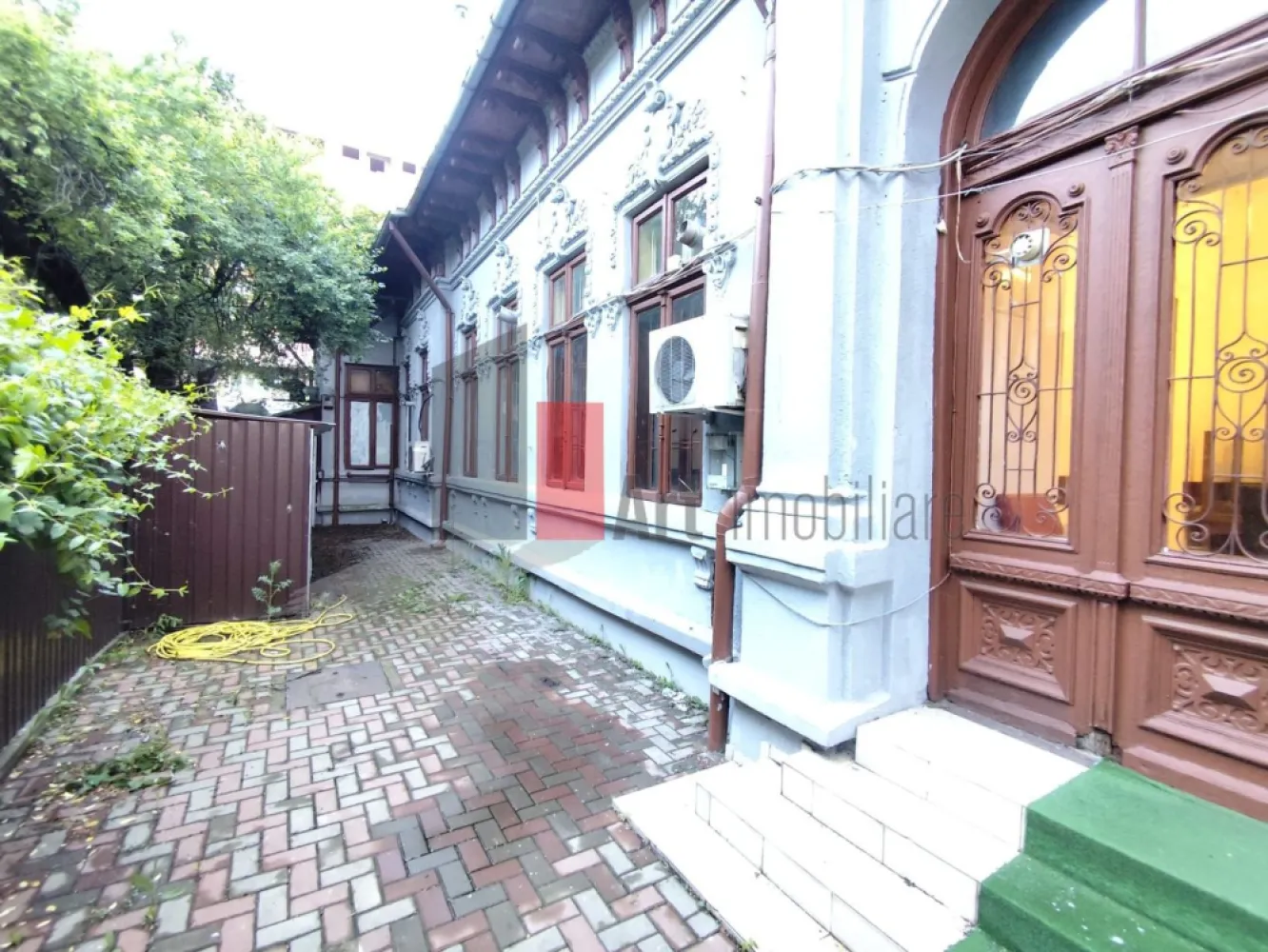 Inchiriere Spatiu Comercial, pretabil restaurant, zona Parcul Carol - Închiriere Spațiu Restaurant – Zona Parcul Carol | 155 mp Utili + Demisol + Mansardă | Terasă Închisă | Curent Trifazic

Se oferă spre închiriere un spațiu ideal pentru activități din domeniul HoReCa, configurat complet pentru funcționarea unui restaurant, a unei cafenele sau a unui centru de evenimente. Proprietatea este situată strategic în zona Parcul Carol, o locație premium recunoscută pentru farmecul istoric, fluxul constant de turiști și localnici, precum și pentru vizibilitatea excelentă.

Clădirea principală oferă o suprafață utilă de 155 mp gata de funcționare, la care se adaugă un demisol și o mansardă ce pot fi amenajate ulterior pentru extinderea saloanelor, birouri sau spații de depozitare. Un avantaj major îl reprezintă terasa complet închisă, alături de coridorul de legătură generos, ceea ce permite utilizarea la maximum a spațiului exterior în orice anotimp, indiferent de condițiile meteorologice.

Detalii spațiu:

Suprafață utilă principală de 155 mp completată de un demisol și o mansardă (necesită renovare)

Terasă exterioară complet închisă cu o suprafață de 85.5 mp (9m x 9.5m), utilizabilă pe tot parcursul anului

Coridor acoperit/de legătură între terasă și clădire cu o suprafață de 77 mp (3.5m x 22m)

Compartimentare interioară cu 5 camere: 3 camere destinate saloanelor de primire (una prevăzută cu bar) și 2 camere pentru bucătărie

Sistem inteligent cu 3 intrări separate: acces din terasă, acces din coridor și intrare dedicată pentru bucătărie (aprovizionare/personal)

Utilități și facilități:

Bucătărie complet utilată și mobilată conform standardelor profesionale din domeniu

Racordare completă la rețelele de utilități: apă, gaz și canalizare

Curent trifazic cu o putere instalată de 80 kW, ideală pentru echipamente profesionale grele

Structură solidă ce permite reconfigurări interioare sau personalizări de design

Spații anexe (demisol/mansardă) ce oferă flexibilitate totală pentru depozitare sau dezvoltare viitoare

Avantaje:

Localizare de top în zona Parcul Carol, un pol de atracție major cu trafic pietonal intens

Capacitate extinsă de servire indiferent de sezon datorită terasei mari complet închise

Flux logistic perfect asigurat de cele 3 căi de acces separate, respectând normele în vigoare

Bucătăria complet utilată reduce considerabil investiția inițială și timpul de pornire a afacerii

Infrastructura electrică de 80 kW elimină orice risc legat de consumul simultan al utilajelor profesionale

Condiții de închiriere:

Preț negociabil în funcție de termenii contractuali

Toate documentele tehnice și avizele de bază sunt disponibile pentru analiză

Disponibilitate pentru vizionări cu programare prealabilă

Pentru mai multe detalii sau pentru programarea unei vizionări a acestui spațiu de restaurant, vă stăm la dispoziție.