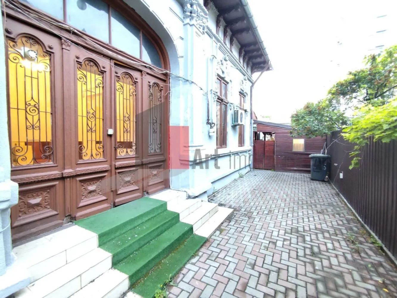 Inchiriere Spatiu Comercial, pretabil restaurant, zona Parcul Carol - Închiriere Spațiu Restaurant – Zona Parcul Carol | 155 mp Utili + Demisol + Mansardă | Terasă Închisă | Curent Trifazic

Se oferă spre închiriere un spațiu ideal pentru activități din domeniul HoReCa, configurat complet pentru funcționarea unui restaurant, a unei cafenele sau a unui centru de evenimente. Proprietatea este situată strategic în zona Parcul Carol, o locație premium recunoscută pentru farmecul istoric, fluxul constant de turiști și localnici, precum și pentru vizibilitatea excelentă.

Clădirea principală oferă o suprafață utilă de 155 mp gata de funcționare, la care se adaugă un demisol și o mansardă ce pot fi amenajate ulterior pentru extinderea saloanelor, birouri sau spații de depozitare. Un avantaj major îl reprezintă terasa complet închisă, alături de coridorul de legătură generos, ceea ce permite utilizarea la maximum a spațiului exterior în orice anotimp, indiferent de condițiile meteorologice.

Detalii spațiu:

Suprafață utilă principală de 155 mp completată de un demisol și o mansardă (necesită renovare)

Terasă exterioară complet închisă cu o suprafață de 85.5 mp (9m x 9.5m), utilizabilă pe tot parcursul anului

Coridor acoperit/de legătură între terasă și clădire cu o suprafață de 77 mp (3.5m x 22m)

Compartimentare interioară cu 5 camere: 3 camere destinate saloanelor de primire (una prevăzută cu bar) și 2 camere pentru bucătărie

Sistem inteligent cu 3 intrări separate: acces din terasă, acces din coridor și intrare dedicată pentru bucătărie (aprovizionare/personal)

Utilități și facilități:

Bucătărie complet utilată și mobilată conform standardelor profesionale din domeniu

Racordare completă la rețelele de utilități: apă, gaz și canalizare

Curent trifazic cu o putere instalată de 80 kW, ideală pentru echipamente profesionale grele

Structură solidă ce permite reconfigurări interioare sau personalizări de design

Spații anexe (demisol/mansardă) ce oferă flexibilitate totală pentru depozitare sau dezvoltare viitoare

Avantaje:

Localizare de top în zona Parcul Carol, un pol de atracție major cu trafic pietonal intens

Capacitate extinsă de servire indiferent de sezon datorită terasei mari complet închise

Flux logistic perfect asigurat de cele 3 căi de acces separate, respectând normele în vigoare

Bucătăria complet utilată reduce considerabil investiția inițială și timpul de pornire a afacerii

Infrastructura electrică de 80 kW elimină orice risc legat de consumul simultan al utilajelor profesionale

Condiții de închiriere:

Preț negociabil în funcție de termenii contractuali

Toate documentele tehnice și avizele de bază sunt disponibile pentru analiză

Disponibilitate pentru vizionări cu programare prealabilă

Pentru mai multe detalii sau pentru programarea unei vizionări a acestui spațiu de restaurant, vă stăm la dispoziție.