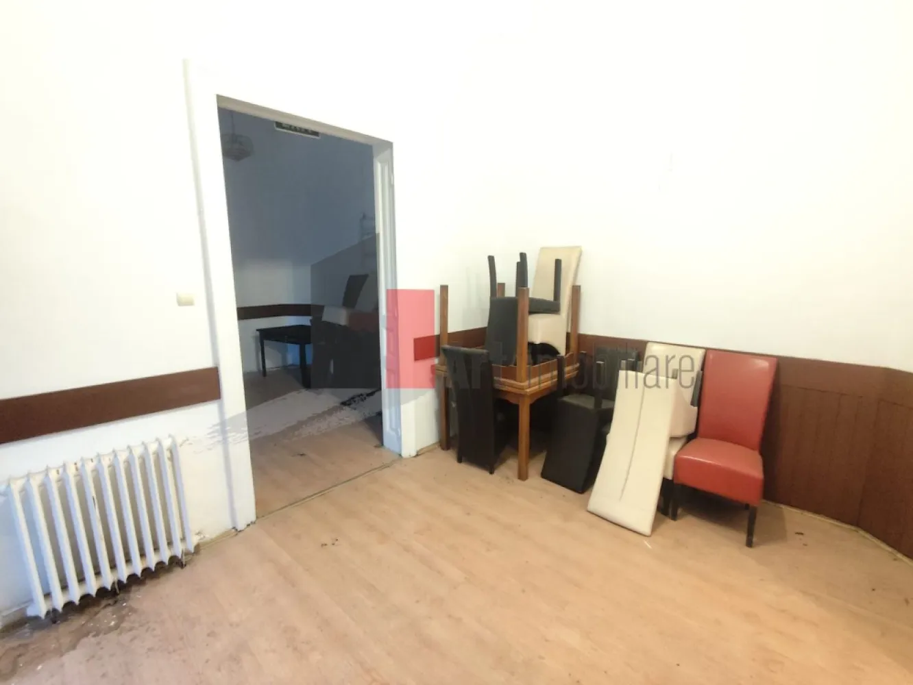 Inchiriere Spatiu Comercial, pretabil restaurant, zona Parcul Carol - Închiriere Spațiu Restaurant – Zona Parcul Carol | 155 mp Utili + Demisol + Mansardă | Terasă Închisă | Curent Trifazic

Se oferă spre închiriere un spațiu ideal pentru activități din domeniul HoReCa, configurat complet pentru funcționarea unui restaurant, a unei cafenele sau a unui centru de evenimente. Proprietatea este situată strategic în zona Parcul Carol, o locație premium recunoscută pentru farmecul istoric, fluxul constant de turiști și localnici, precum și pentru vizibilitatea excelentă.

Clădirea principală oferă o suprafață utilă de 155 mp gata de funcționare, la care se adaugă un demisol și o mansardă ce pot fi amenajate ulterior pentru extinderea saloanelor, birouri sau spații de depozitare. Un avantaj major îl reprezintă terasa complet închisă, alături de coridorul de legătură generos, ceea ce permite utilizarea la maximum a spațiului exterior în orice anotimp, indiferent de condițiile meteorologice.

Detalii spațiu:

Suprafață utilă principală de 155 mp completată de un demisol și o mansardă (necesită renovare)

Terasă exterioară complet închisă cu o suprafață de 85.5 mp (9m x 9.5m), utilizabilă pe tot parcursul anului

Coridor acoperit/de legătură între terasă și clădire cu o suprafață de 77 mp (3.5m x 22m)

Compartimentare interioară cu 5 camere: 3 camere destinate saloanelor de primire (una prevăzută cu bar) și 2 camere pentru bucătărie

Sistem inteligent cu 3 intrări separate: acces din terasă, acces din coridor și intrare dedicată pentru bucătărie (aprovizionare/personal)

Utilități și facilități:

Bucătărie complet utilată și mobilată conform standardelor profesionale din domeniu

Racordare completă la rețelele de utilități: apă, gaz și canalizare

Curent trifazic cu o putere instalată de 80 kW, ideală pentru echipamente profesionale grele

Structură solidă ce permite reconfigurări interioare sau personalizări de design

Spații anexe (demisol/mansardă) ce oferă flexibilitate totală pentru depozitare sau dezvoltare viitoare

Avantaje:

Localizare de top în zona Parcul Carol, un pol de atracție major cu trafic pietonal intens

Capacitate extinsă de servire indiferent de sezon datorită terasei mari complet închise

Flux logistic perfect asigurat de cele 3 căi de acces separate, respectând normele în vigoare

Bucătăria complet utilată reduce considerabil investiția inițială și timpul de pornire a afacerii

Infrastructura electrică de 80 kW elimină orice risc legat de consumul simultan al utilajelor profesionale

Condiții de închiriere:

Preț negociabil în funcție de termenii contractuali

Toate documentele tehnice și avizele de bază sunt disponibile pentru analiză

Disponibilitate pentru vizionări cu programare prealabilă

Pentru mai multe detalii sau pentru programarea unei vizionări a acestui spațiu de restaurant, vă stăm la dispoziție.