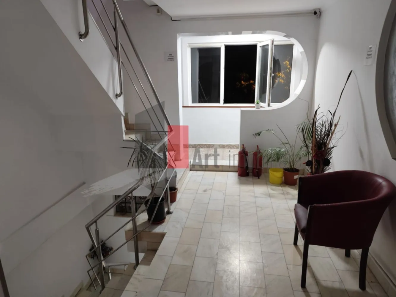 Camere pentru muncitori de inchiriat, 16-35mp, toate Nationalitatile - Închiriere Camere pentru Muncitori – Metrou Eroii Revoluției | Toate Naționalitățile | Baie Proprie | Parcare la liber

Se oferă spre închiriere camere special amenajate pentru cazarea muncitorilor, fiind acceptate echipe din toate naționalitățile. Locația este situată strategic în imediata apropiere a stației de metrou Eroii Revoluției, oferind o conexiune excelentă și rapidă cu toate zonele din Capitală, ideală pentru companiile care doresc să asigure transportul facil al angajaților către șantiere sau puncte de lucru.

Proprietatea dispune de diverse opțiuni de cazare, cu suprafețe adaptabile în funcție de numărul de persoane, asigurând un nivel ridicat de confort și intimitate prin prezența băilor proprii în fiecare cameră. Prețurile sunt extrem de accesibile și flexibile, variind între 700 și 1.000 lei pe lună în funcție de dimensiunea spațiului ales, reprezentând o soluție excelentă de buget.

Detalii spațiu:

Camere spațioase cu suprafețe cuprinse între 16 mp și 35 mp

Fiecare cameră este prevăzută cu baie proprie complet utilată și funcțională

Spații configurate optim pentru a găzdui echipe de muncitori în condiții bune

Locație deschisă pentru colaborări cu personal din toate naționalitățile

Camere mobilate practic pentru a asigura odihna și confortul necesar zilnic

Utilități și facilități:

Zonă de spălătorie utilată la etaj ce facilitează întreținerea rapidă a hainelor

Toate utilitățile necesare disponibile respectiv apă gaz curent și canalizare

Locuri de parcare disponibile la liber

Sistem de încălzire eficient pentru asigurarea unui climat optim în sezonul rece

Avantaje:

Localizare excelentă lângă stația de metrou Eroii Revoluției și noduri STB importante

Prețuri foarte avantajoase cuprinse între 700 și 1.000 lei în funcție de dimensiunea camerei

Independență și igienă sporită datorită băii private aferente fiecărei camere în parte

Soluție flexibilă pentru firme care caută cazare stabilă și accesibilă pentru angajați

Condiții de închiriere:

Disponibilitate imediată pentru mutare și preluarea spațiilor

Vizualizarea camerelor se poate face cu programare prealabilă

Pentru mai multe detalii sau pentru programarea unei vizionări în zona Eroii Revoluției, vă stăm la dispoziție.