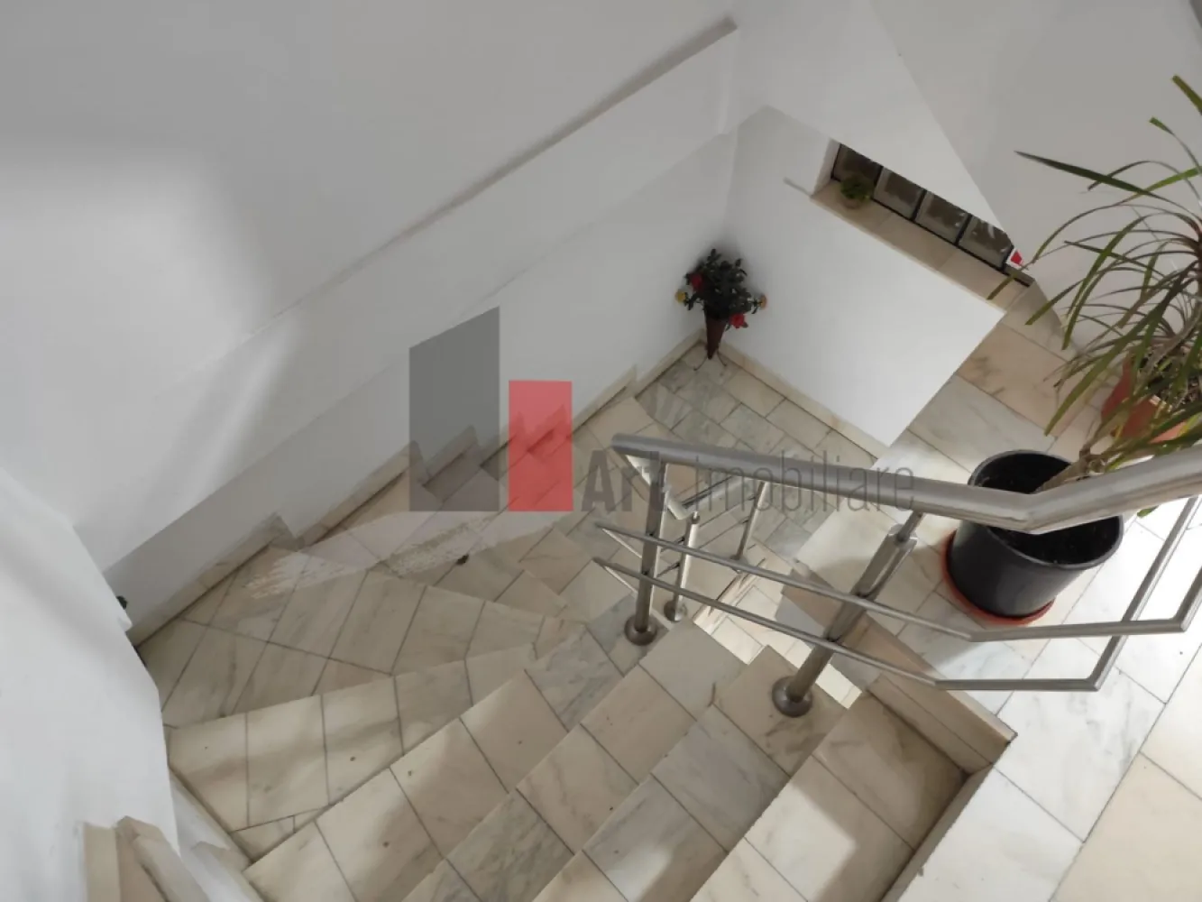 Camere pentru muncitori de inchiriat, 16-35mp, toate Nationalitatile - Închiriere Camere pentru Muncitori – Metrou Eroii Revoluției | Toate Naționalitățile | Baie Proprie | Parcare la liber

Se oferă spre închiriere camere special amenajate pentru cazarea muncitorilor, fiind acceptate echipe din toate naționalitățile. Locația este situată strategic în imediata apropiere a stației de metrou Eroii Revoluției, oferind o conexiune excelentă și rapidă cu toate zonele din Capitală, ideală pentru companiile care doresc să asigure transportul facil al angajaților către șantiere sau puncte de lucru.

Proprietatea dispune de diverse opțiuni de cazare, cu suprafețe adaptabile în funcție de numărul de persoane, asigurând un nivel ridicat de confort și intimitate prin prezența băilor proprii în fiecare cameră. Prețurile sunt extrem de accesibile și flexibile, variind între 700 și 1.000 lei pe lună în funcție de dimensiunea spațiului ales, reprezentând o soluție excelentă de buget.

Detalii spațiu:

Camere spațioase cu suprafețe cuprinse între 16 mp și 35 mp

Fiecare cameră este prevăzută cu baie proprie complet utilată și funcțională

Spații configurate optim pentru a găzdui echipe de muncitori în condiții bune

Locație deschisă pentru colaborări cu personal din toate naționalitățile

Camere mobilate practic pentru a asigura odihna și confortul necesar zilnic

Utilități și facilități:

Zonă de spălătorie utilată la etaj ce facilitează întreținerea rapidă a hainelor

Toate utilitățile necesare disponibile respectiv apă gaz curent și canalizare

Locuri de parcare disponibile la liber

Sistem de încălzire eficient pentru asigurarea unui climat optim în sezonul rece

Avantaje:

Localizare excelentă lângă stația de metrou Eroii Revoluției și noduri STB importante

Prețuri foarte avantajoase cuprinse între 700 și 1.000 lei în funcție de dimensiunea camerei

Independență și igienă sporită datorită băii private aferente fiecărei camere în parte

Soluție flexibilă pentru firme care caută cazare stabilă și accesibilă pentru angajați

Condiții de închiriere:

Disponibilitate imediată pentru mutare și preluarea spațiilor

Vizualizarea camerelor se poate face cu programare prealabilă

Pentru mai multe detalii sau pentru programarea unei vizionări în zona Eroii Revoluției, vă stăm la dispoziție.