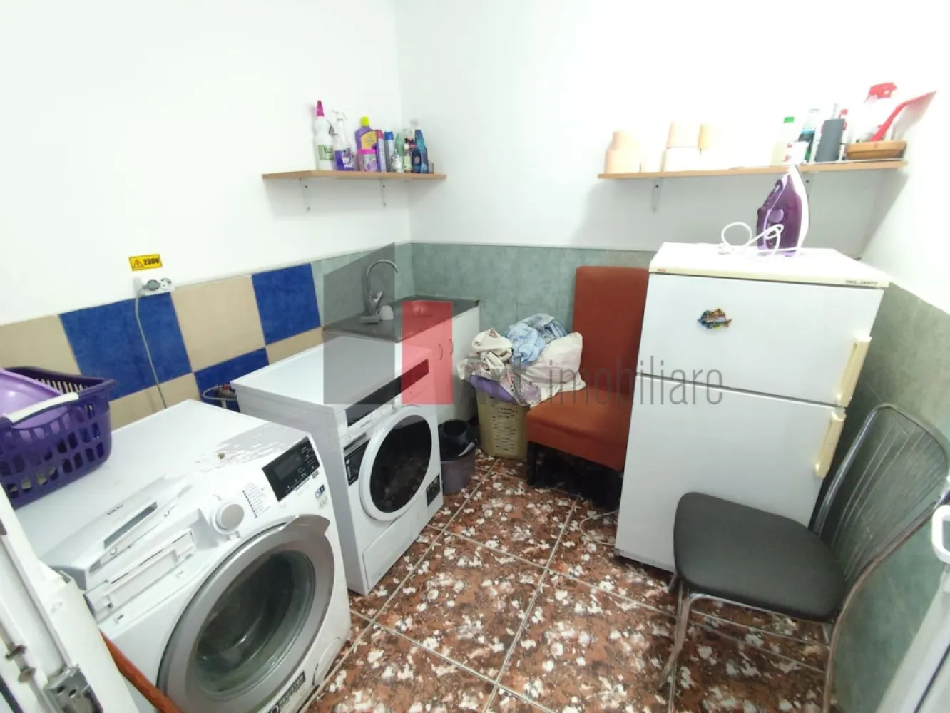 Camere pentru muncitori de inchiriat, 16-35mp, toate Nationalitatile - Închiriere Camere pentru Muncitori – Metrou Eroii Revoluției | Toate Naționalitățile | Baie Proprie | Parcare la liber

Se oferă spre închiriere camere special amenajate pentru cazarea muncitorilor, fiind acceptate echipe din toate naționalitățile. Locația este situată strategic în imediata apropiere a stației de metrou Eroii Revoluției, oferind o conexiune excelentă și rapidă cu toate zonele din Capitală, ideală pentru companiile care doresc să asigure transportul facil al angajaților către șantiere sau puncte de lucru.

Proprietatea dispune de diverse opțiuni de cazare, cu suprafețe adaptabile în funcție de numărul de persoane, asigurând un nivel ridicat de confort și intimitate prin prezența băilor proprii în fiecare cameră. Prețurile sunt extrem de accesibile și flexibile, variind între 700 și 1.000 lei pe lună în funcție de dimensiunea spațiului ales, reprezentând o soluție excelentă de buget.

Detalii spațiu:

Camere spațioase cu suprafețe cuprinse între 16 mp și 35 mp

Fiecare cameră este prevăzută cu baie proprie complet utilată și funcțională

Spații configurate optim pentru a găzdui echipe de muncitori în condiții bune

Locație deschisă pentru colaborări cu personal din toate naționalitățile

Camere mobilate practic pentru a asigura odihna și confortul necesar zilnic

Utilități și facilități:

Zonă de spălătorie utilată la etaj ce facilitează întreținerea rapidă a hainelor

Toate utilitățile necesare disponibile respectiv apă gaz curent și canalizare

Locuri de parcare disponibile la liber

Sistem de încălzire eficient pentru asigurarea unui climat optim în sezonul rece

Avantaje:

Localizare excelentă lângă stația de metrou Eroii Revoluției și noduri STB importante

Prețuri foarte avantajoase cuprinse între 700 și 1.000 lei în funcție de dimensiunea camerei

Independență și igienă sporită datorită băii private aferente fiecărei camere în parte

Soluție flexibilă pentru firme care caută cazare stabilă și accesibilă pentru angajați

Condiții de închiriere:

Disponibilitate imediată pentru mutare și preluarea spațiilor

Vizualizarea camerelor se poate face cu programare prealabilă

Pentru mai multe detalii sau pentru programarea unei vizionări în zona Eroii Revoluției, vă stăm la dispoziție.
