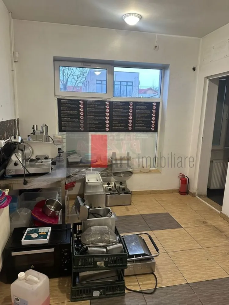Spatiu Comercial Bucurestii Noi, Dotat si pretabil pentru HoReCa - Închiriere Spațiu Comercial – Bucureștii Noi | Dotat Fast-Food | Vitrină Stradală | Curent Trifazic

Se oferă spre închiriere un spațiu comercial situat strategic în zona Bucureștii Noi, o locație cu vad comercial activ și vizibilitate excelentă. Spațiul are o suprafață de 61 mp și este configurat special pentru activități de tip fast-food, bistro sau catering, oferind viitorului chiriaș avantajul unei porniri rapide a afacerii.

Proprietatea beneficiază de dotări tehnice profesionale și de avantajul major al unei locații cu intrare directă din stradă, fiind ideală pentru cei care caută un spațiu gata de utilizare care să îndeplinească normele specifice alimentației publice.

Detalii spațiu:

Suprafață utilă de 61 mp optim distribuită între zona de servire și cea de producție

Localizare cu intrare directă din stradă pentru acces facil clienți și aprovizionare

Vitrină generoasă ce oferă o vizibilitate maximă și expunere publicitară excelentă

Compartimentare funcțională adaptată fluxului de lucru pentru preparare alimente

Spațiu pregătit pentru utilizare imediată, igienizat și bine întreținut

Utilități și facilități:

Curent trifazic instalat pentru a susține echipamente profesionale de mare putere

Dotat cu hotă industrială și sistem de extracție profesional deja montat

Include mese de lucru din inox necesare procesului de producție

Toate utilitățile disponibile respectiv apă, gaz, curent și canalizare

Grup sanitar propriu echipat conform normelor sanitare în vigoare

Avantaje:

Localizare excelentă în Bucureștii Noi, zonă în plină dezvoltare cu flux pietonal

Concept ready-to-use ce reduce semnificativ costurile inițiale de amenajare

Independență operațională datorită dotărilor tehnice de tip industrial incluse

Proximitate față de stații de metrou și mijloace de transport pentru livrări rapide

Vizibilitate stradală sporită într-un cartier cu o comunitate locală activă

Condiții de închiriere:

Preț ușor negociabil

Disponibilitate imediată pentru contracte pe termen lung

Pentru mai multe detalii sau pentru programarea unei vizionări, vă stăm la dispoziție.