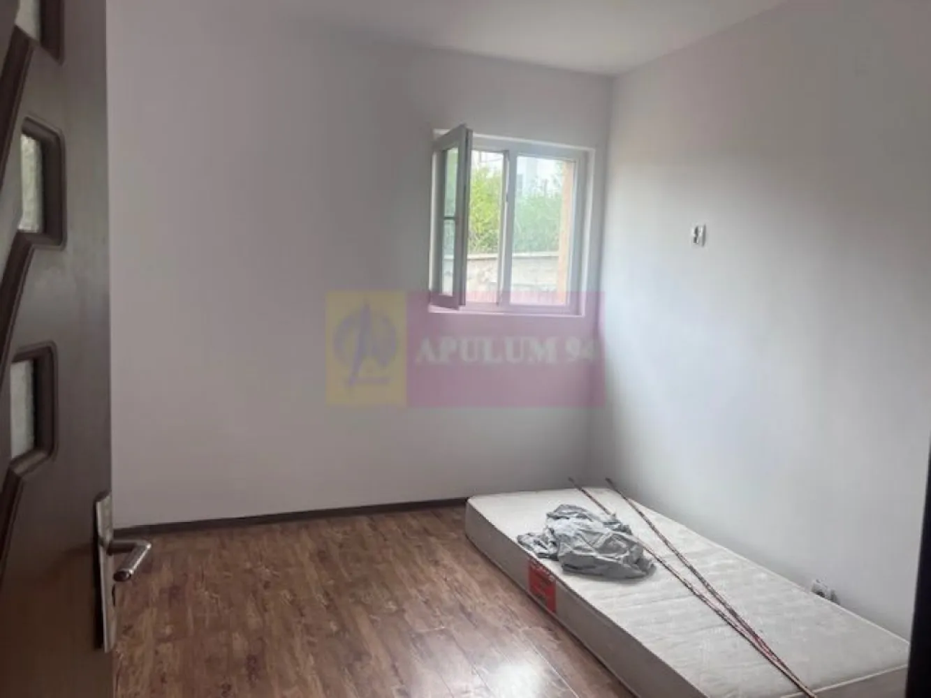 Casa parter+etaj Soseaua Giurgiului- Ferentari. - Compania imobiliara Apulum94 va propune o casa P+1, situata in microzona Sos Giurgiului- str Liniei. 
Terenul are o suprafata totala de 324 mp, cu deschidere de 8 ml. Amprenta casei este de 59,40 mp , iar supradata utila a casei este de 103,24 mp. 
Din punct de vedere functional si dimensional locuinta se prezinta astfel:
a) la Parter: living= 32,32 mp, bucatarie= 11,49 mp; baie= 6,96 mp.
b) la Etaj; camera= 18,87 mp; camera= 20,28 mp; baie= 4,79mp; casa scarii= 6,13mp; balcon= 6,86 mp. 
Vila este construita din beton si BCA, cu placa de beton intre parter si etaj. Acoperisul este de tip astereala din lemn cu invelitoarea din tabla tip Lindab. 
Casa este racordata la curent, are put cu hidrofor si fosa septica. Gazele sunt la o distanta de aproximativ 80 metri. 
In interior casa are finisaje medii- gresie, faianta, parchet termopan, obiecte sanitare. Se doreste a se vinde partial mobilata si utilata. 
Pentru mai multe detalii si vizionare nu ezitati sa ma contactati pe nr 0733683446- Laura Ionescu.