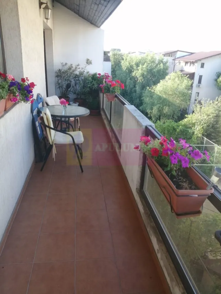 Duplex 3 camere cu scara interioara Bragadiru - Smardan-Libertatii. - Compania imobiliara Apulum 94 va propune un apartament de 3 camere cu scara siterioara situat la etajul 3+ Mansarda, intr-un imobil P+3+M situat in Bragadiru, in apropiere de intersectia strazii Smardan cu strada Libertatii. 
Imobilul este construit in 2013 din beton si caramida si este izolat termic pe exterior.
Apartamentul are o impartire si o dispunere foarte buna, avand pe primul nivel un hol generos, 1 baie, un living si o terasa de 12 mp, iar pe etajul de sus 2 dormitoare, un hol si o baie . 
Interiorul este finista in totalitate, are aer conditionat. 
Se doreste a se vinde mobilat si utilat.
Beneficiaza si de loc de paracare mai mare unde incap 2 masini. 
Zona este usor accesibila fiind apropiata de statia de autobuz, gradinita, scoala, hypermarket. 
Pentru vizionare si alte detalii nu ezitati sa ma contactatie pe nr 0733683446- Laura Ionescu.