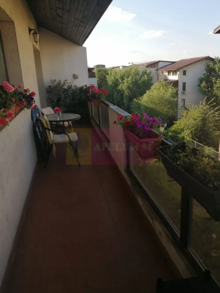 Duplex 3 camere cu scara interioara Bragadiru - Smardan-Libertatii. - Compania imobiliara Apulum 94 va propune un apartament de 3 camere cu scara siterioara situat la etajul 3+ Mansarda, intr-un imobil P+3+M situat in Bragadiru, in apropiere de intersectia strazii Smardan cu strada Libertatii. 
Imobilul este construit in 2013 din beton si caramida si este izolat termic pe exterior.
Apartamentul are o impartire si o dispunere foarte buna, avand pe primul nivel un hol generos, 1 baie, un living si o terasa de 12 mp, iar pe etajul de sus 2 dormitoare, un hol si o baie . 
Interiorul este finista in totalitate, are aer conditionat. 
Se doreste a se vinde mobilat si utilat.
Beneficiaza si de loc de paracare mai mare unde incap 2 masini. 
Zona este usor accesibila fiind apropiata de statia de autobuz, gradinita, scoala, hypermarket. 
Pentru vizionare si alte detalii nu ezitati sa ma contactatie pe nr 0733683446- Laura Ionescu.