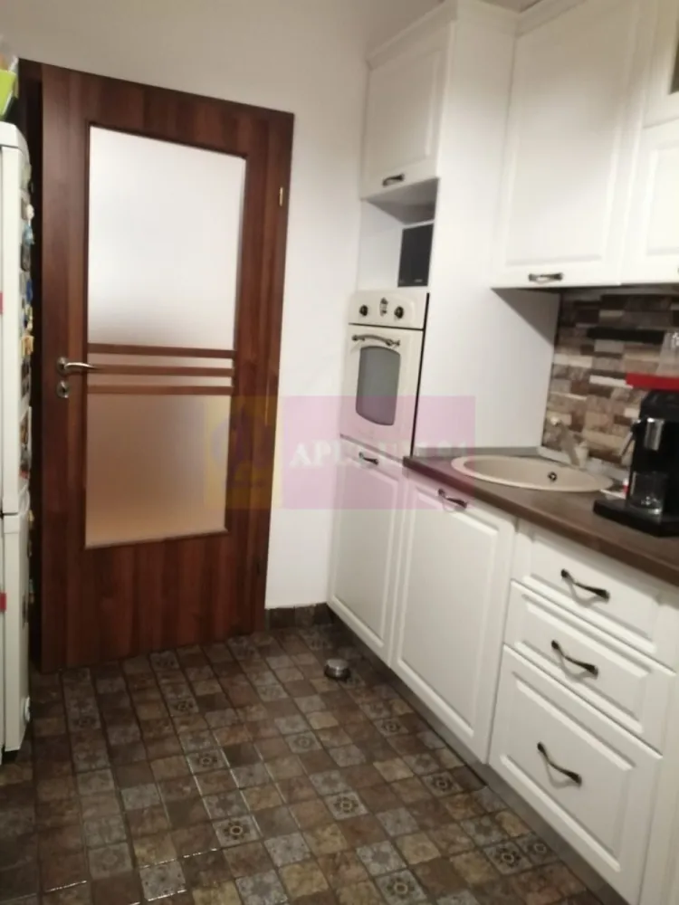 Duplex 3 camere cu scara interioara Bragadiru - Smardan-Libertatii. - Compania imobiliara Apulum 94 va propune un apartament de 3 camere cu scara siterioara situat la etajul 3+ Mansarda, intr-un imobil P+3+M situat in Bragadiru, in apropiere de intersectia strazii Smardan cu strada Libertatii. 
Imobilul este construit in 2013 din beton si caramida si este izolat termic pe exterior.
Apartamentul are o impartire si o dispunere foarte buna, avand pe primul nivel un hol generos, 1 baie, un living si o terasa de 12 mp, iar pe etajul de sus 2 dormitoare, un hol si o baie . 
Interiorul este finista in totalitate, are aer conditionat. 
Se doreste a se vinde mobilat si utilat.
Beneficiaza si de loc de paracare mai mare unde incap 2 masini. 
Zona este usor accesibila fiind apropiata de statia de autobuz, gradinita, scoala, hypermarket. 
Pentru vizionare si alte detalii nu ezitati sa ma contactatie pe nr 0733683446- Laura Ionescu.