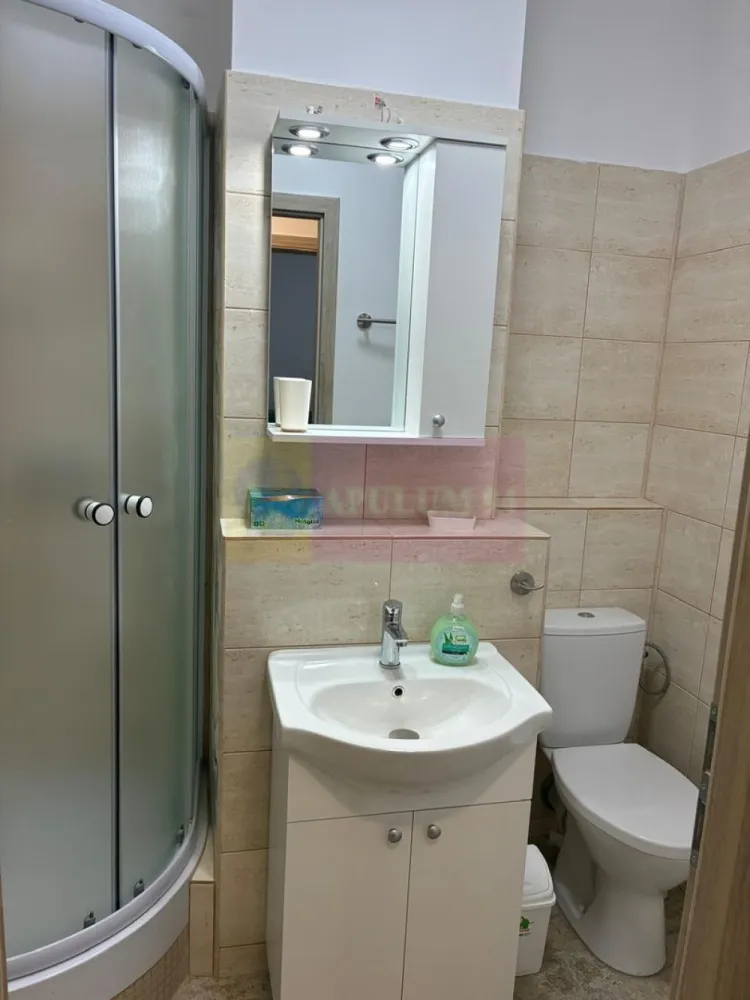 Garsoniera Calea Dorobantilor- stradal. - Compania imobiliara Apulum 94 va propune spre inchiriere o garsoniera situată pe Calea Dorobanți, într-un bloc curat și bine întreținut, cu lift și acces civilizat, proprietatea oferă un mix ideal de confort modern, lumină naturală și liniște, într-una dintre cele mai apreciate zone ale Bucureștiului.
 Detalii proprietate
• Suprafață utilă: 29,42 m²
• Loggie închisă: 3,32 m² – perfectă pentru birou, zonă de dining sau relaxare
• Etaj: 3 din 10
• Compartimentare decomandată – acces separat din hol către baie, bucătărie și camera de zi
• Vedere deschisă către spațiu verde, parc și cartier liniștit de vile și ambasade
 Renovare & amenajare
• Renovare completă: zugravit, gresie, faianță, uși interioare cu luminator, obiecte sanitare, corpuri de iluminat
• Design modern, în tonuri calde de bej, care oferă un ambient primitor
• Mobilier nou, modern și funcțional, ales pentru confort și spațiu de depozitare optim
 Bucătărie complet nouă și utilată
• Mobilier nou, aparat de cafea, blender si fierbator
• Electrocasnice incluse: frigider, aragaz, mașină de spălat rufe
• Cămară practică cu rafturi pentru depozitare
• Posibilitate de servire a mesei sau lucru de acasa în loggie luminoasa cu vedere spre zona verde, rezidentiala de vile
Baie modernă
• Mobilier nou
• Cabină de duș
• Sistem de ventilație
• Finisaje de calitate
 Cameră de zi / dormitor
• Spațiu luminos, cu suprafață vitrată mare
• Canapea extensibilă cu spațiu de depozitare
• Dulap generos cu oglindă
• Comodă TV versatile, cu spatiu depozitate generos
• Draperii opace pentru intimitate și confort
• Vedere spre zona verde, rezidentiala de vile
Pentru alte detalii si vizionare nu ezitati sa ma contactati pe nr 0733683446- Laura Ionescu.
COMISIONUL AGENTIEI ESTE 50%+ TVA.