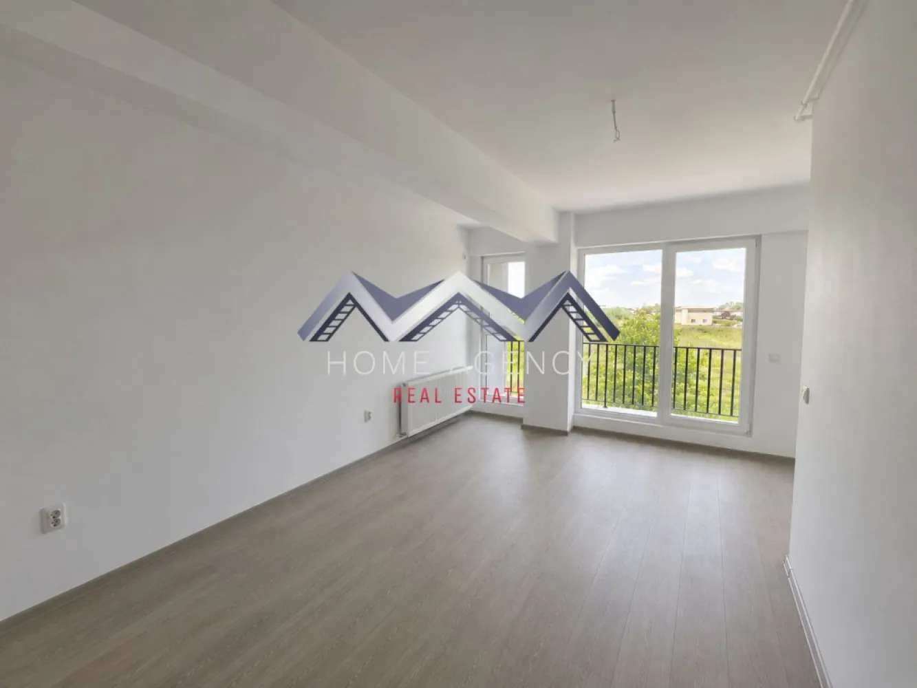 Apartament 2 camere Otopeni | preț final | DIRECT DEZVOLTATOR - Vă prezentăm, spre vânzare, un apartament cu 2 camere și bucătărie retrasă, situat într-un ansamblu rezidențial nou din Otopeni – un proiect modern, conceput pentru un stil de viață confortabil și echilibrat. Proprietatea beneficiază de o poziționare excelentă, cu acces rapid către DN1, Aeroportul Henri Coandă, Centura Capitalei, București și principalele zone de interes din nordul orașului, fiind o alegere ideală atât pentru locuit, cât și pentru investiție.

Compartimentarea este practică și bine optimizată, oferind o delimitare eficientă a spațiilor. Bucătăria este retrasă și poate fi închisă complet, în funcție de preferințe, iar holurile generoase permit amenajarea unor spații suplimentare pentru depozitare, sporind confortul de zi cu zi.

Apartamentul se predă complet finisat, „la cheie”, cu finisaje moderne și materiale atent alese. Baia este complet echipată cu gresie, faianță, obiecte sanitare și cadă, iar centrala termică proprie oferă independență și eficiență în gestionarea consumului.

Imobilul este finalizat și racordat la toate utilitățile publice. Există mai multe variante disponibile în cadrul ansamblului. În preț este inclus și un loc de parcare propriu – un avantaj important pentru viitorii proprietari.

Achiziția se realizează direct de la dezvoltator, fără comision, iar prețul afișat include TVA.

Pentru planuri detaliate, informații suplimentare sau programarea unei vizionări, vă stăm cu drag la dispoziție!