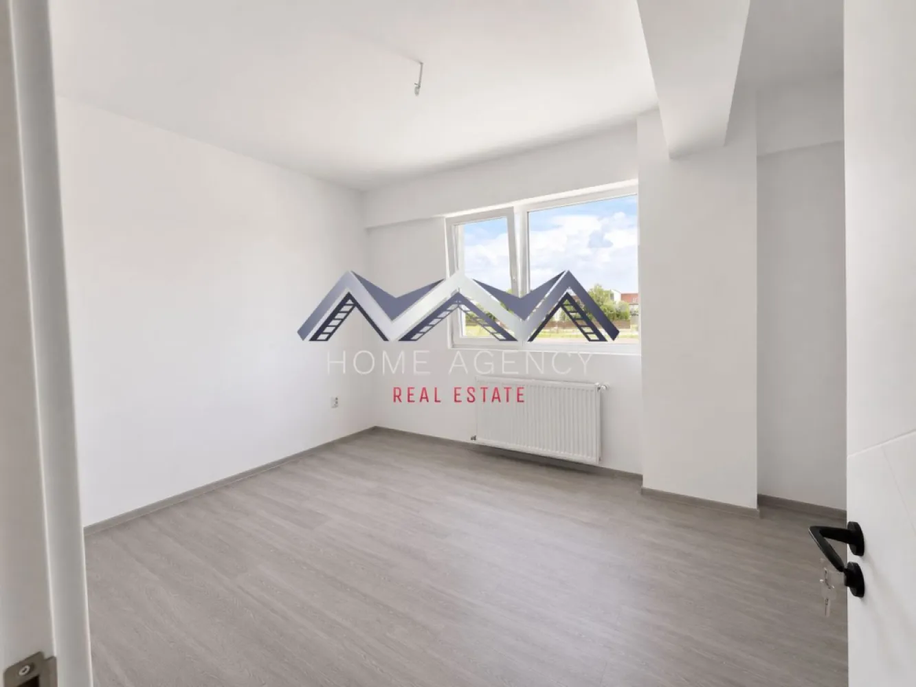 Apartament 2 camere Otopeni | preț final | DIRECT DEZVOLTATOR - Vă prezentăm, spre vânzare, un apartament cu 2 camere și bucătărie retrasă, situat într-un ansamblu rezidențial nou din Otopeni – un proiect modern, conceput pentru un stil de viață confortabil și echilibrat. Proprietatea beneficiază de o poziționare excelentă, cu acces rapid către DN1, Aeroportul Henri Coandă, Centura Capitalei, București și principalele zone de interes din nordul orașului, fiind o alegere ideală atât pentru locuit, cât și pentru investiție.

Compartimentarea este practică și bine optimizată, oferind o delimitare eficientă a spațiilor. Bucătăria este retrasă și poate fi închisă complet, în funcție de preferințe, iar holurile generoase permit amenajarea unor spații suplimentare pentru depozitare, sporind confortul de zi cu zi.

Apartamentul se predă complet finisat, „la cheie”, cu finisaje moderne și materiale atent alese. Baia este complet echipată cu gresie, faianță, obiecte sanitare și cadă, iar centrala termică proprie oferă independență și eficiență în gestionarea consumului.

Imobilul este finalizat și racordat la toate utilitățile publice. Există mai multe variante disponibile în cadrul ansamblului. În preț este inclus și un loc de parcare propriu – un avantaj important pentru viitorii proprietari.

Achiziția se realizează direct de la dezvoltator, fără comision, iar prețul afișat include TVA.

Pentru planuri detaliate, informații suplimentare sau programarea unei vizionări, vă stăm cu drag la dispoziție!