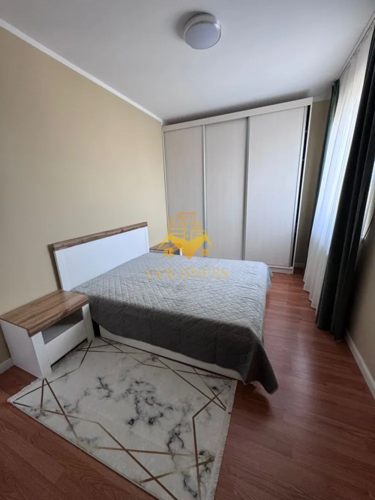 2 camere Modern, FSPAC, Calea Dorobantilor, OMV, Marasti - GOLDNESS Imobiliare vă propune spre închiriere un apartament cu 2 camere complet mobilat și utilat, la etajul 6 într-un imobil de 8 etaje, în Cartierul Marasti.
Dispune de loc de parcare!
Se află în apropierea stațiilor de transport în comun, magazine, restaurante, spații verzi, farmacii, etc. 

Apartamentul este compartimentat astfel:
 - dormitor cu pat matrimonial, dressing, noptiere, aer conditionat
 - living cu canapea extensibila, comoda tv, aer conditionat, dulap, 
 - bucatarie complet utilată și mobilată, loc de servit masa 
 - baie cu cada, calorifer port prosop și dulap pentru depozitare.
 - balcon de 6 mp, cu spatiu pentru depozitat

Imobilul este dotat cu toate cele necesare- centrală proprie, frigider, aragaz, hotă, mașină de spălat haine, etc. 

Dacă sunteți interesați de acest apartament și doriți să îl vizionați, dar și pentru alte oferte nu ezitați să ne contactați telefonic sau prin e-mail. Vă stăm la dispoziție!
Pentru intermediere se percepe un comision de 50% din prețul chiriei!