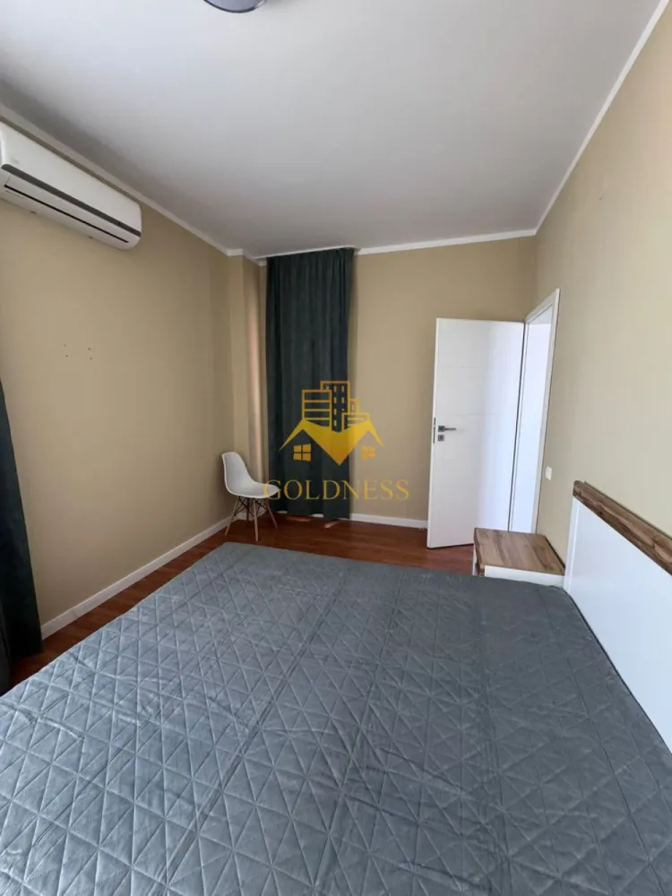 2 camere Modern, FSPAC, Calea Dorobantilor, OMV, Marasti - GOLDNESS Imobiliare vă propune spre închiriere un apartament cu 2 camere complet mobilat și utilat, la etajul 6 într-un imobil de 8 etaje, în Cartierul Marasti.
Dispune de loc de parcare!
Se află în apropierea stațiilor de transport în comun, magazine, restaurante, spații verzi, farmacii, etc. 

Apartamentul este compartimentat astfel:
 - dormitor cu pat matrimonial, dressing, noptiere, aer conditionat
 - living cu canapea extensibila, comoda tv, aer conditionat, dulap, 
 - bucatarie complet utilată și mobilată, loc de servit masa 
 - baie cu cada, calorifer port prosop și dulap pentru depozitare.
 - balcon de 6 mp, cu spatiu pentru depozitat

Imobilul este dotat cu toate cele necesare- centrală proprie, frigider, aragaz, hotă, mașină de spălat haine, etc. 

Dacă sunteți interesați de acest apartament și doriți să îl vizionați, dar și pentru alte oferte nu ezitați să ne contactați telefonic sau prin e-mail. Vă stăm la dispoziție!
Pentru intermediere se percepe un comision de 50% din prețul chiriei!