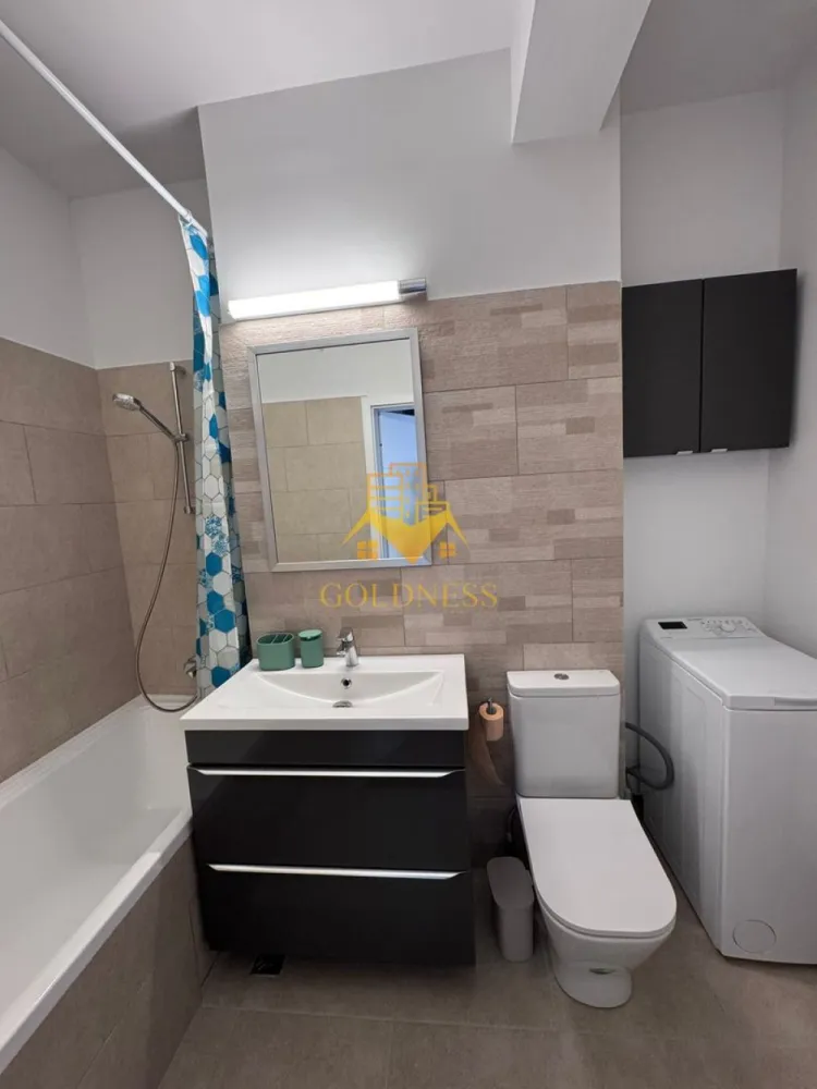2 camere Modern, FSPAC, Calea Dorobantilor, OMV, Marasti - GOLDNESS Imobiliare vă propune spre închiriere un apartament cu 2 camere complet mobilat și utilat, la etajul 6 într-un imobil de 8 etaje, în Cartierul Marasti.
Dispune de loc de parcare!
Se află în apropierea stațiilor de transport în comun, magazine, restaurante, spații verzi, farmacii, etc. 

Apartamentul este compartimentat astfel:
 - dormitor cu pat matrimonial, dressing, noptiere, aer conditionat
 - living cu canapea extensibila, comoda tv, aer conditionat, dulap, 
 - bucatarie complet utilată și mobilată, loc de servit masa 
 - baie cu cada, calorifer port prosop și dulap pentru depozitare.
 - balcon de 6 mp, cu spatiu pentru depozitat

Imobilul este dotat cu toate cele necesare- centrală proprie, frigider, aragaz, hotă, mașină de spălat haine, etc. 

Dacă sunteți interesați de acest apartament și doriți să îl vizionați, dar și pentru alte oferte nu ezitați să ne contactați telefonic sau prin e-mail. Vă stăm la dispoziție!
Pentru intermediere se percepe un comision de 50% din prețul chiriei!