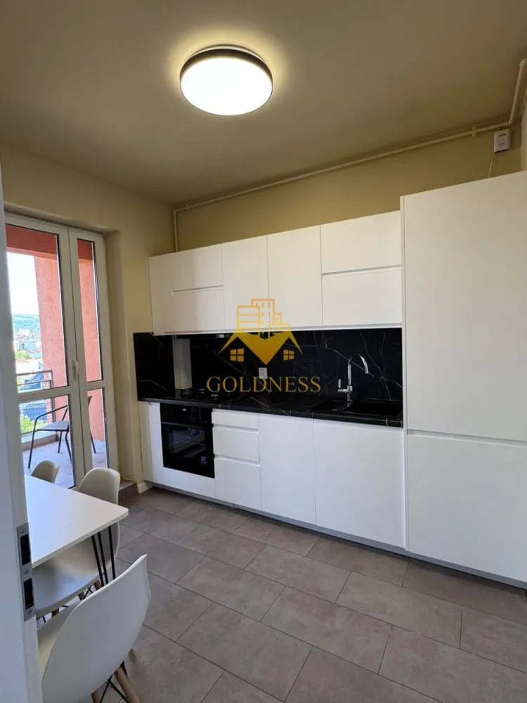 2 camere Modern, FSPAC, Calea Dorobantilor, OMV, Marasti - GOLDNESS Imobiliare vă propune spre închiriere un apartament cu 2 camere complet mobilat și utilat, la etajul 6 într-un imobil de 8 etaje, în Cartierul Marasti.
Dispune de loc de parcare!
Se află în apropierea stațiilor de transport în comun, magazine, restaurante, spații verzi, farmacii, etc. 

Apartamentul este compartimentat astfel:
 - dormitor cu pat matrimonial, dressing, noptiere, aer conditionat
 - living cu canapea extensibila, comoda tv, aer conditionat, dulap, 
 - bucatarie complet utilată și mobilată, loc de servit masa 
 - baie cu cada, calorifer port prosop și dulap pentru depozitare.
 - balcon de 6 mp, cu spatiu pentru depozitat

Imobilul este dotat cu toate cele necesare- centrală proprie, frigider, aragaz, hotă, mașină de spălat haine, etc. 

Dacă sunteți interesați de acest apartament și doriți să îl vizionați, dar și pentru alte oferte nu ezitați să ne contactați telefonic sau prin e-mail. Vă stăm la dispoziție!
Pentru intermediere se percepe un comision de 50% din prețul chiriei!
