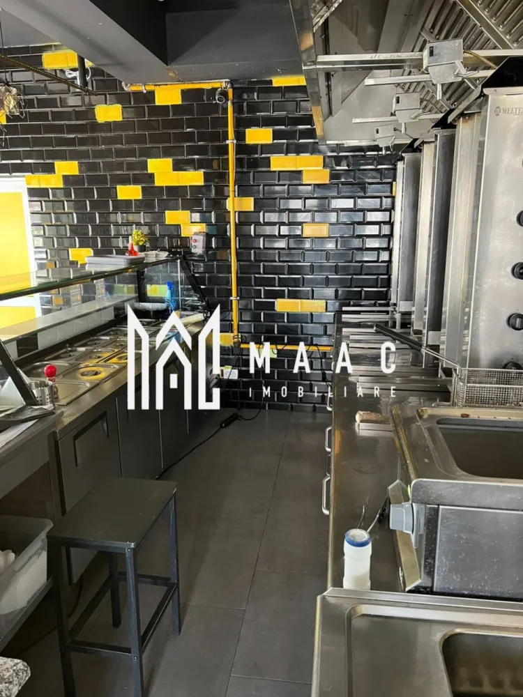 Spatiu comercial | Preluare afacere | Shaormerie - MAAC Imobiliare vă propune spre preluare o afacere tip fast-food / shaormerie complet funcțională, pregătită pentru continuarea activității imediat, fără investiții suplimentare.

Locația este situată pe strada Mihai Viteazu, în zona „La Mese” – Nord, într-un punct cu vad comercial deja format și cunoscut publicului ca fosta Shaormerie Basarab. Spațiul beneficiază de o poziționare foarte bună, trafic intens și vizibilitate excelentă.

Afacerea se predă complet utilată profesional, cu toate bunurile fixe necesare desfășurării activității, oferind posibilitatea începerii imediate a activității. Spațiul are o suprafață de aproximativ 50 mp și dispune de terasă pentru clienți, fiind amenajat modern, cu fațadă ventilată tip bond, ceea ce îi oferă un aspect comercial atractiv și profesionist.

Locația se preia în regim de chirie și reprezintă o oportunitate foarte bună pentru dezvoltarea unui business în domeniul fast-food, într-o zonă cu potențial și clientelă formată.

Pentru detalii suplimentare și vizionări:
MAAC Imobiliare.

ID: CP3106504